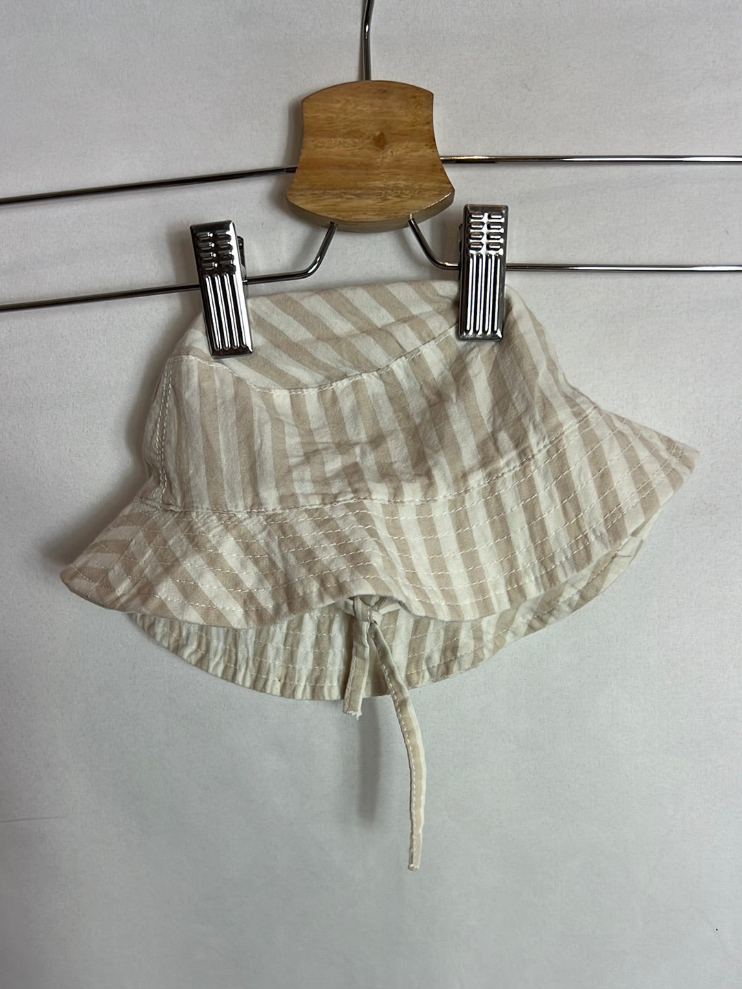 H&M. Beige striped frog and bucket. T 6-9 months