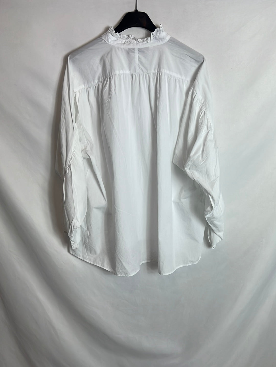 ZARA. Blusa blanca cuello volante. T S