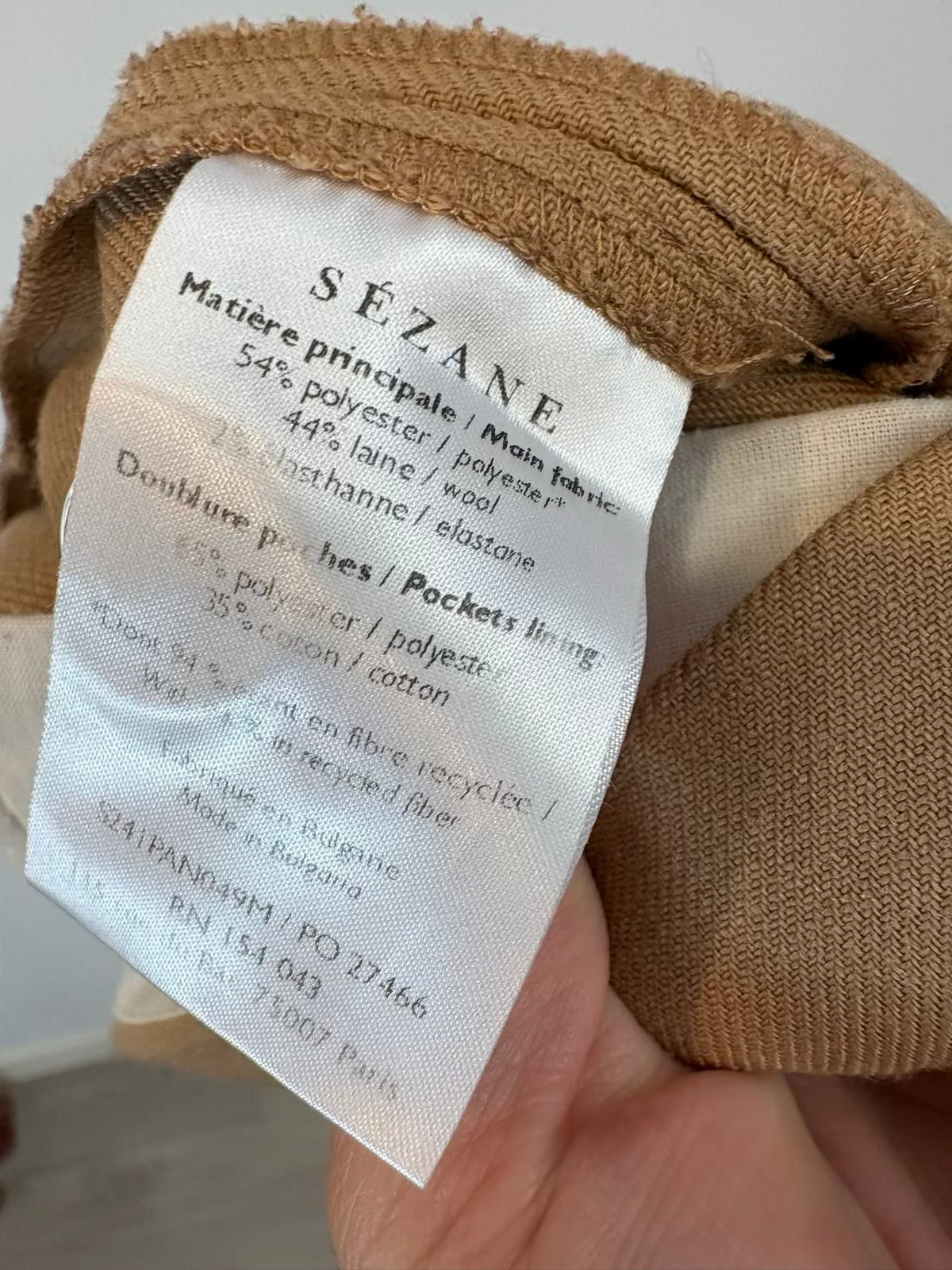 SÉZANE. Pantalón beige pinzas con bolsillos