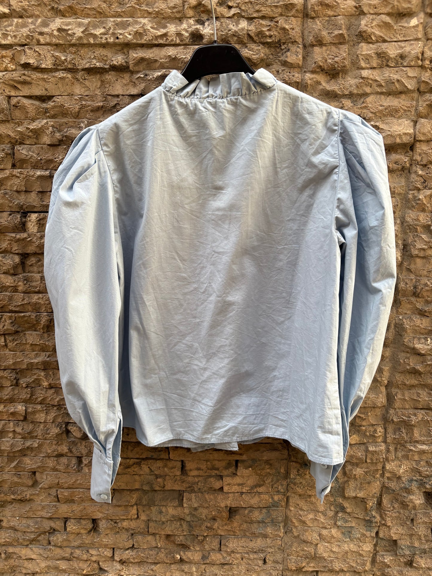 ZARA. Blusa azul volante