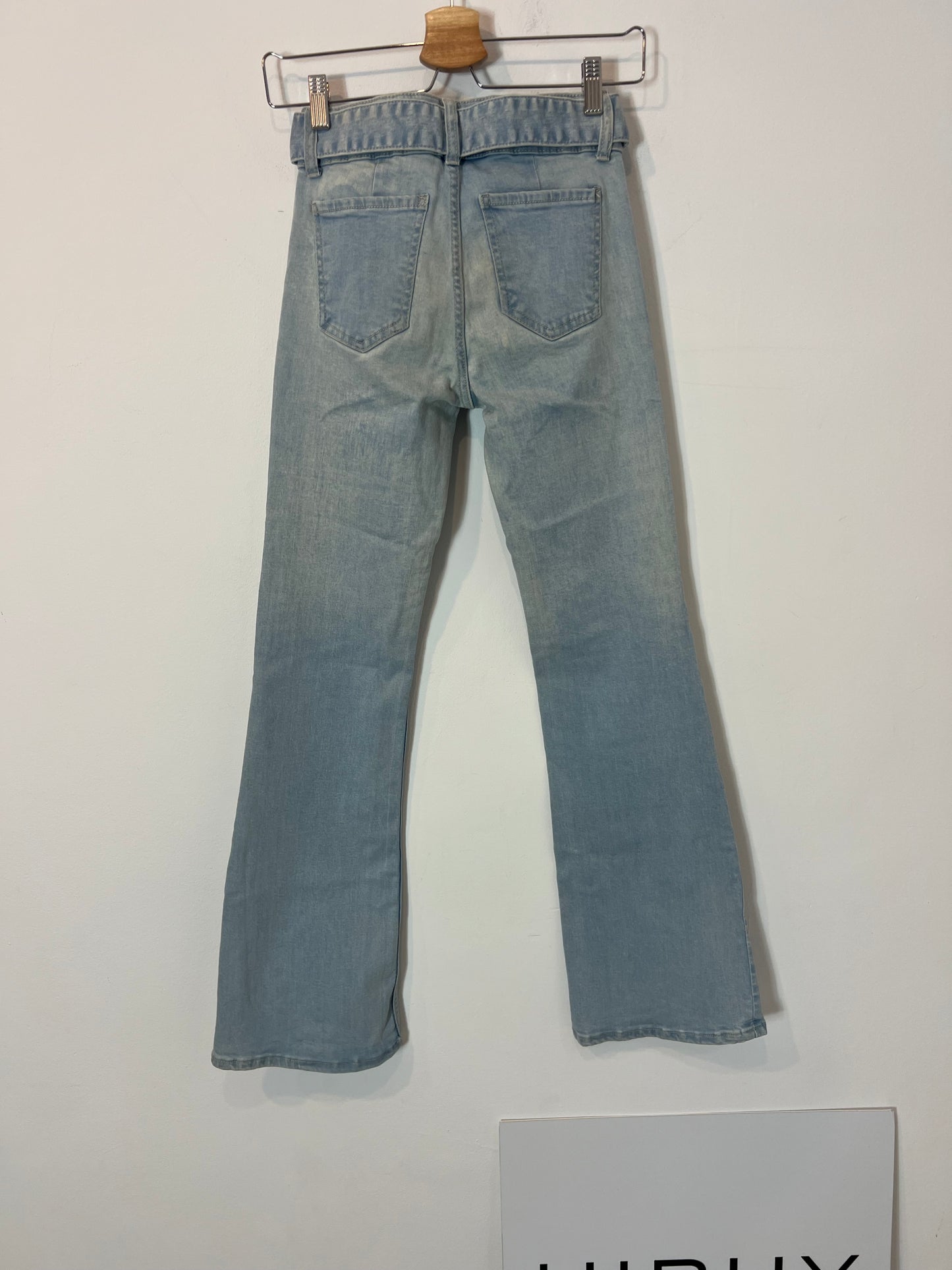 BERSHKA. Pantalón denim campana T.34