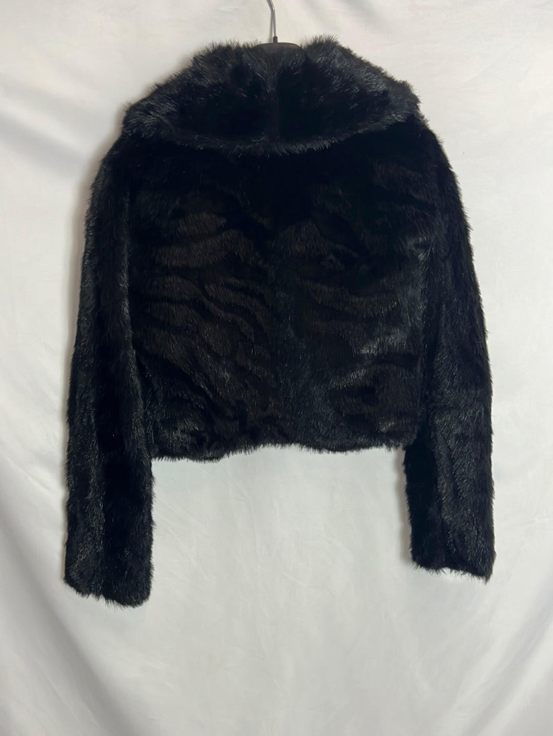 MANGO. Chaqueta negra corta pelo. T M