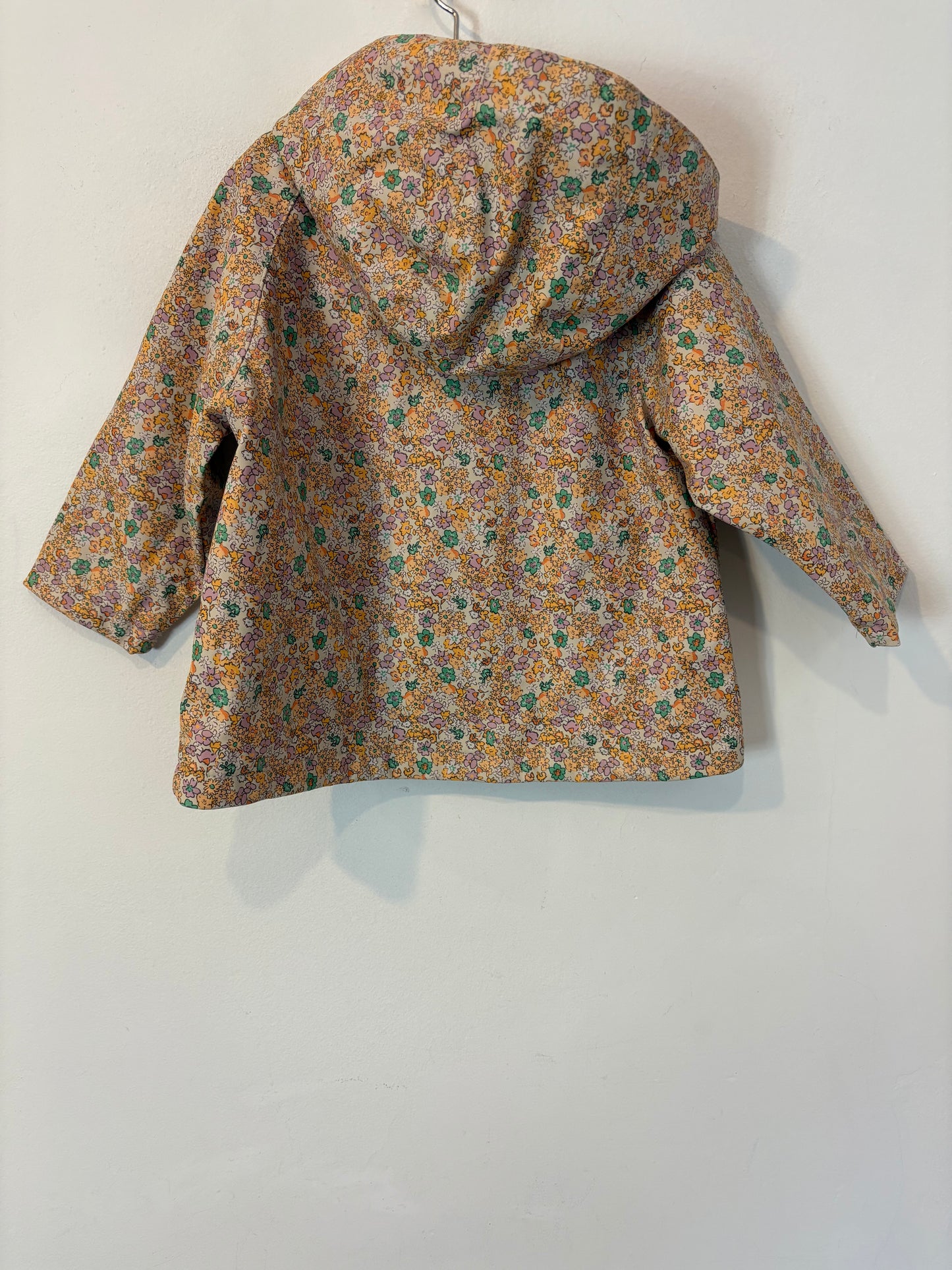 ZARA. Chubasquero flores. T 18-24 meses