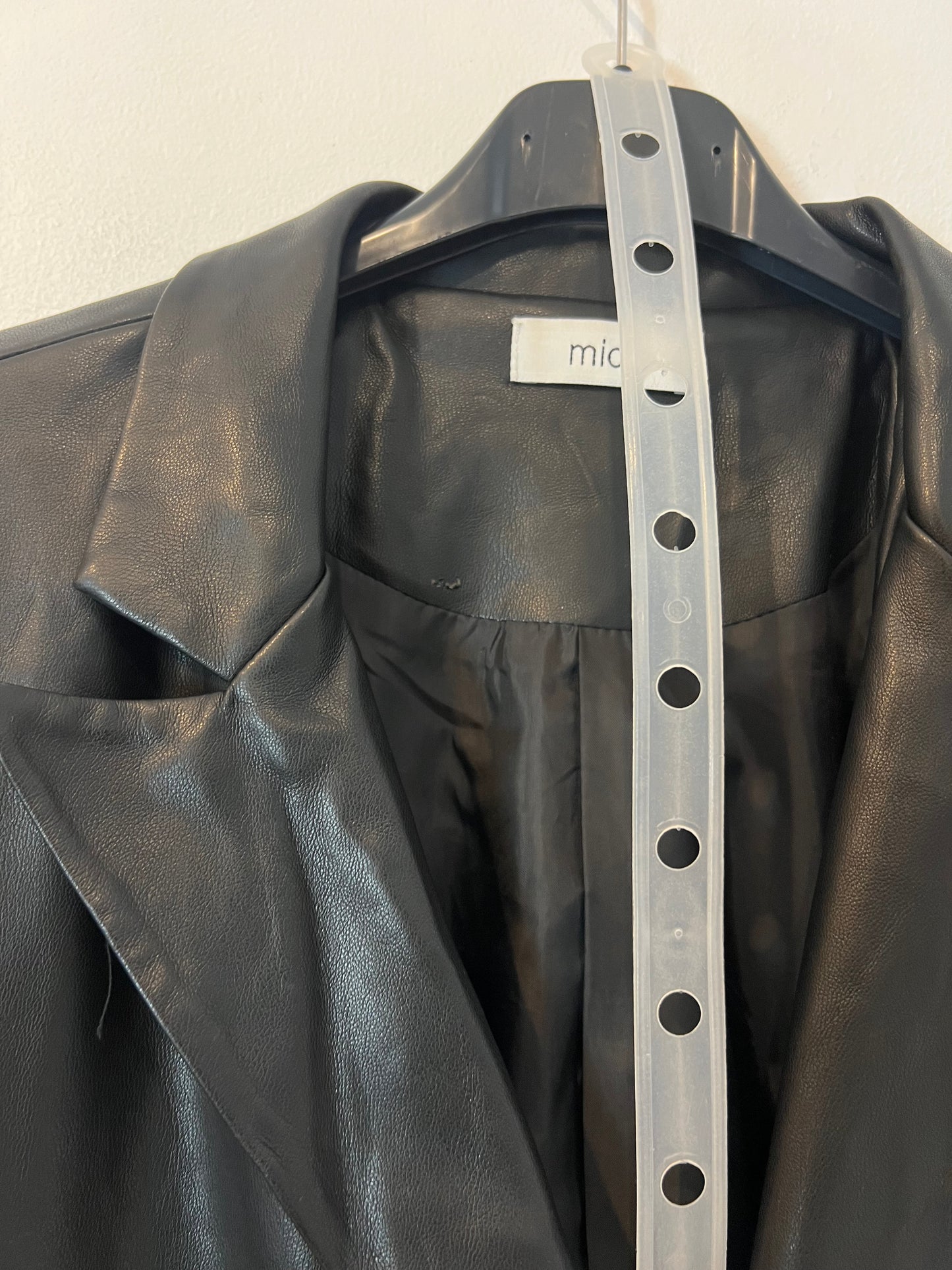 MIOH. blazer negra efecto piel