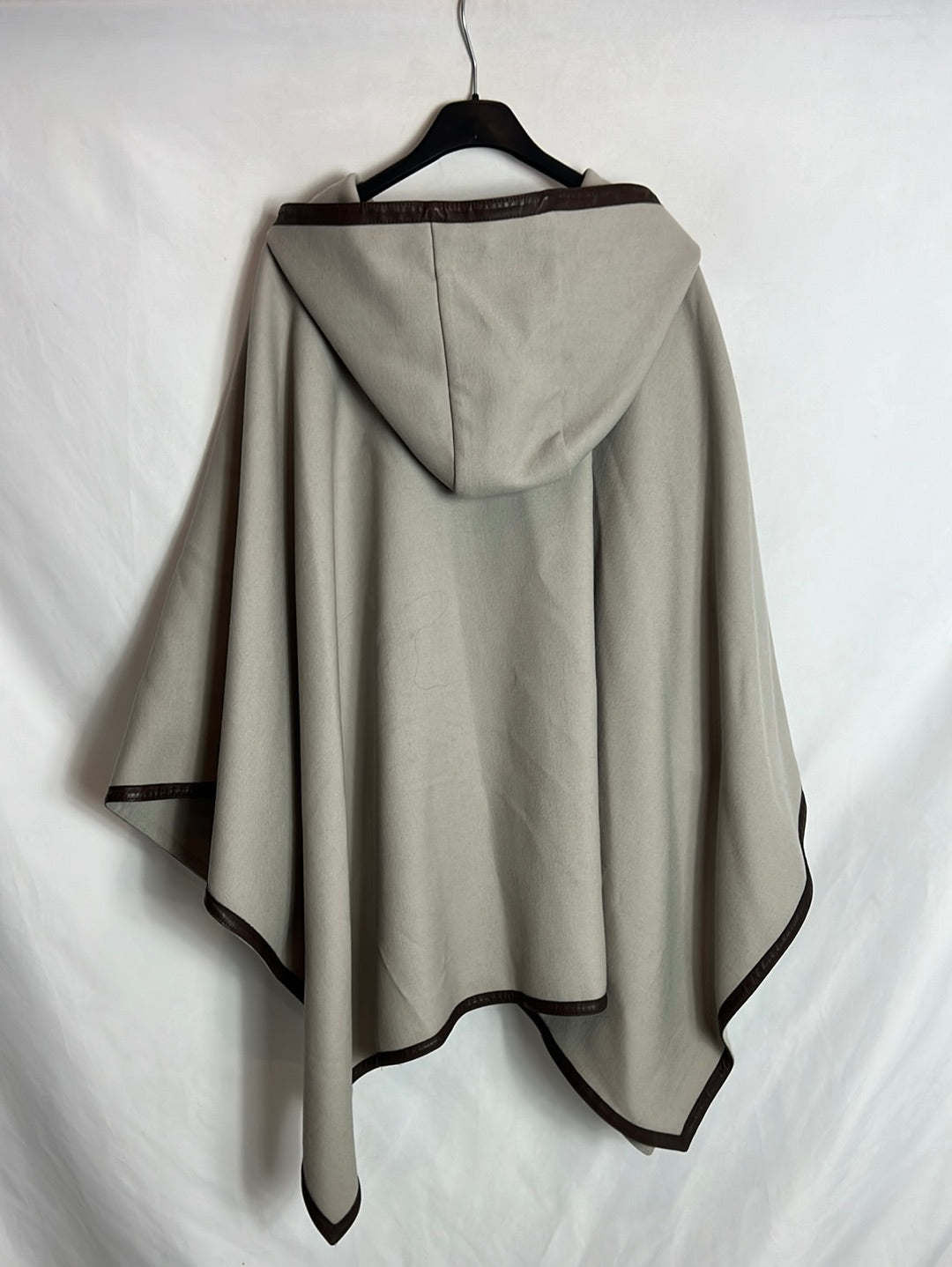 ZARA. Capa color topo capucha. T M