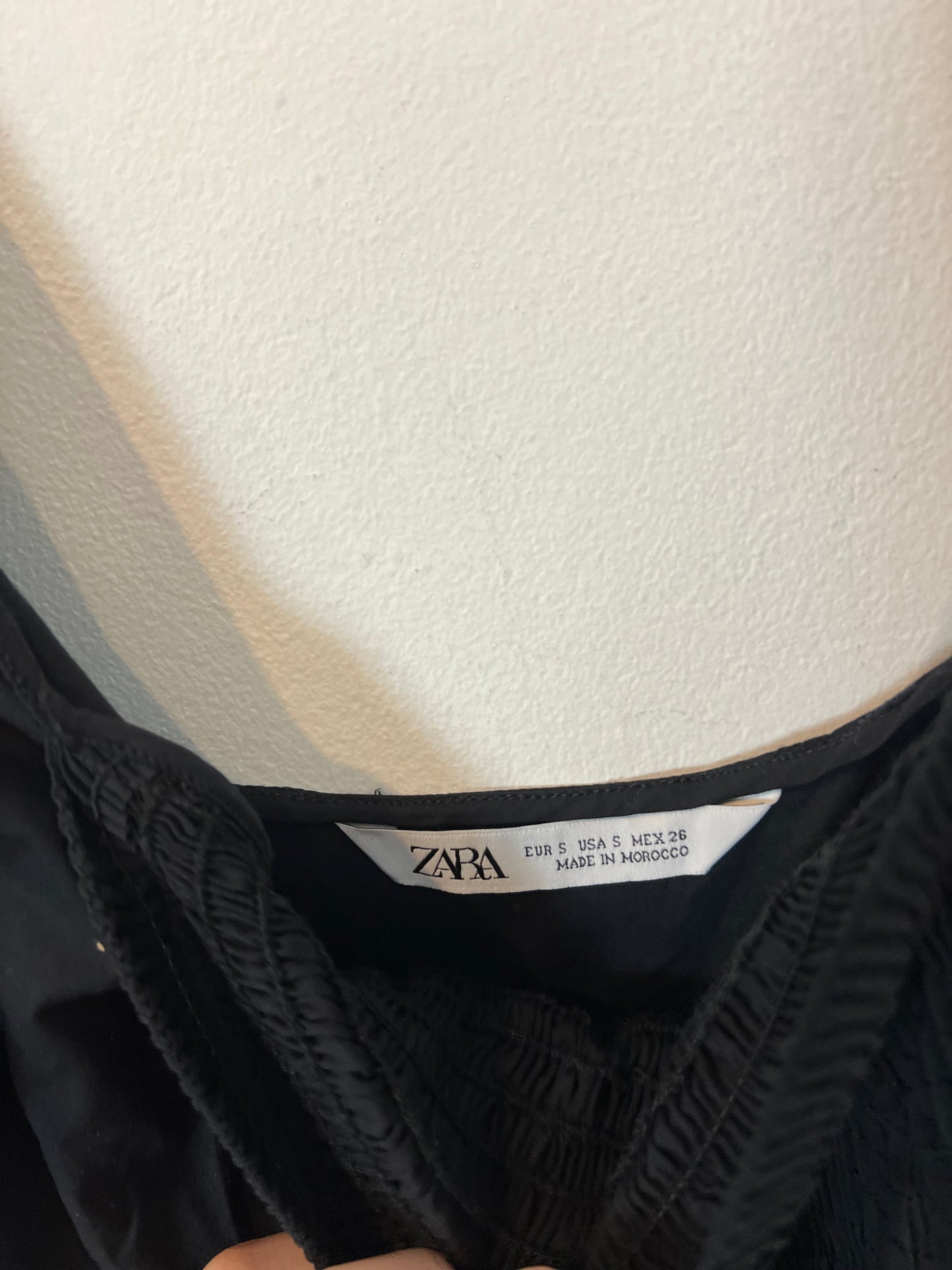 ZARA. Vestido negro nido de abeja T.s