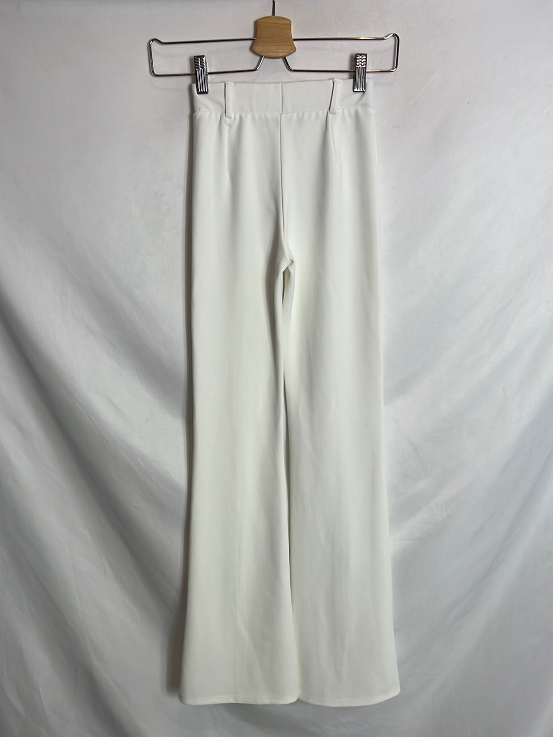 BERSHKA. White stretch flared trousers. XS
