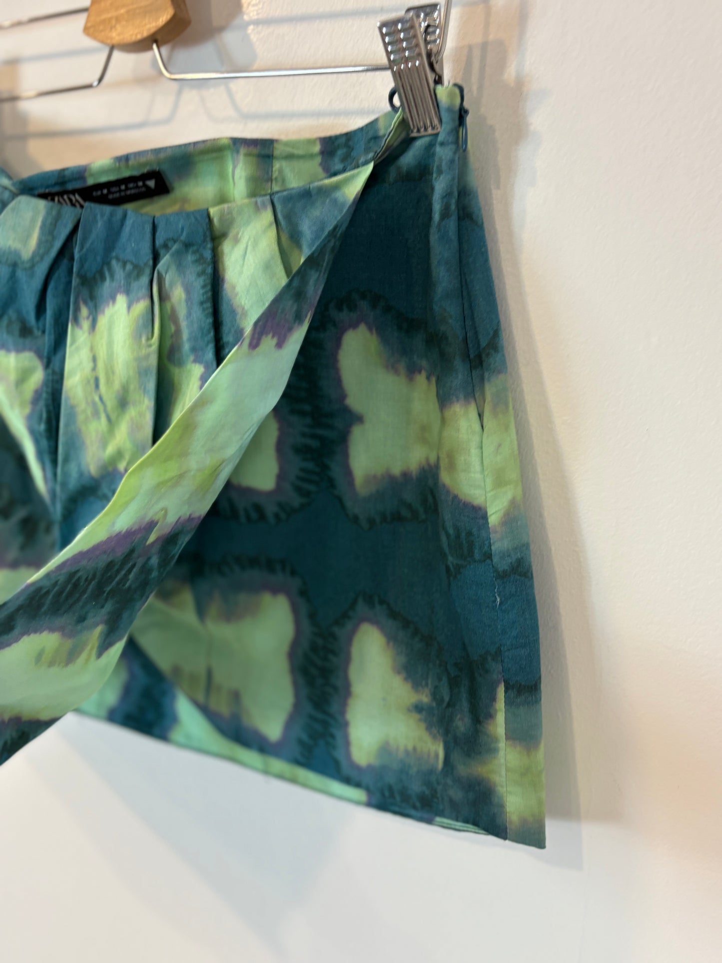 ZARA. Falda corta estampada verdes. T M