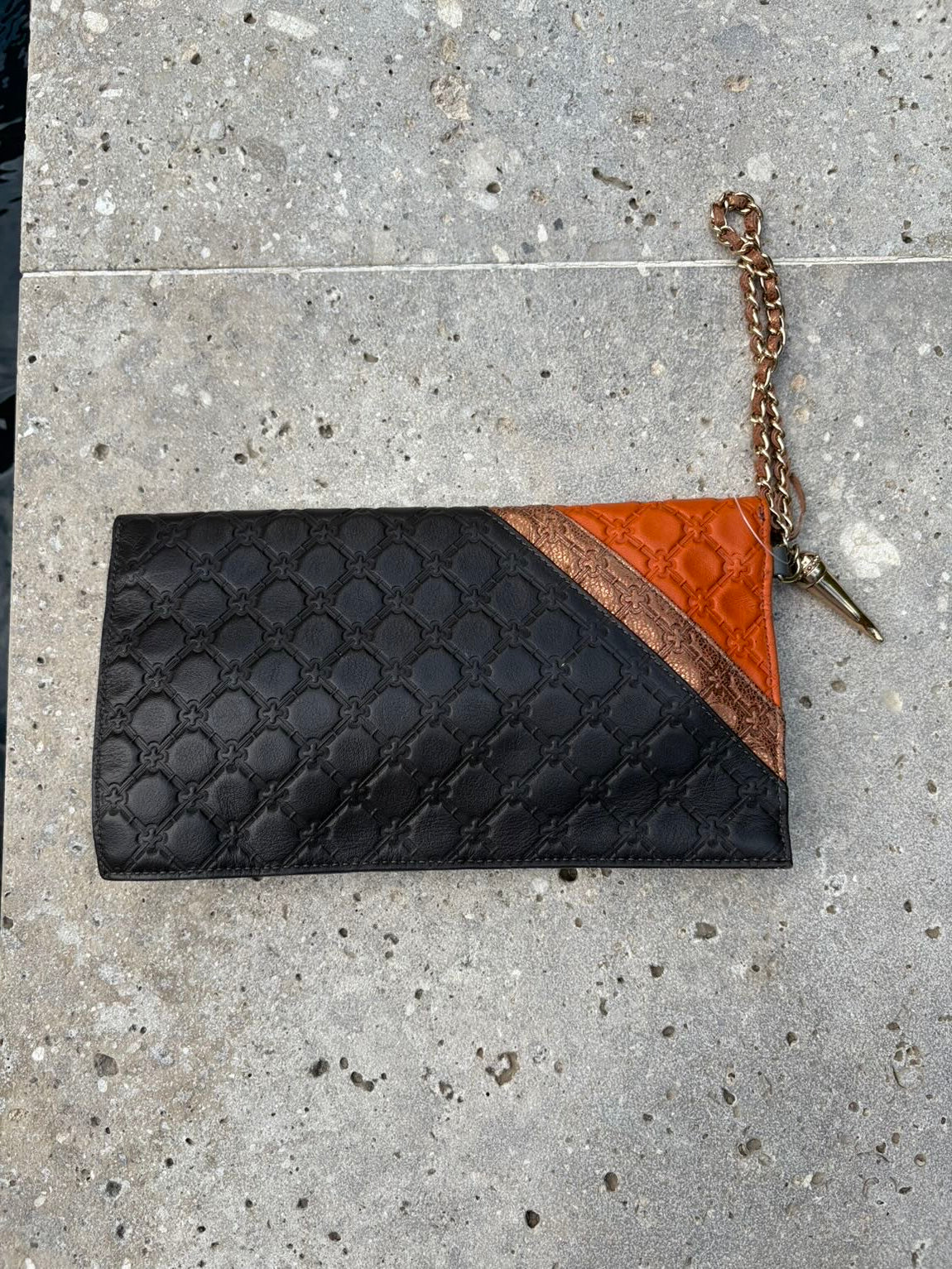 V 73. ELISABETTA ARMELLIN. Pochette de cuero detalle broche