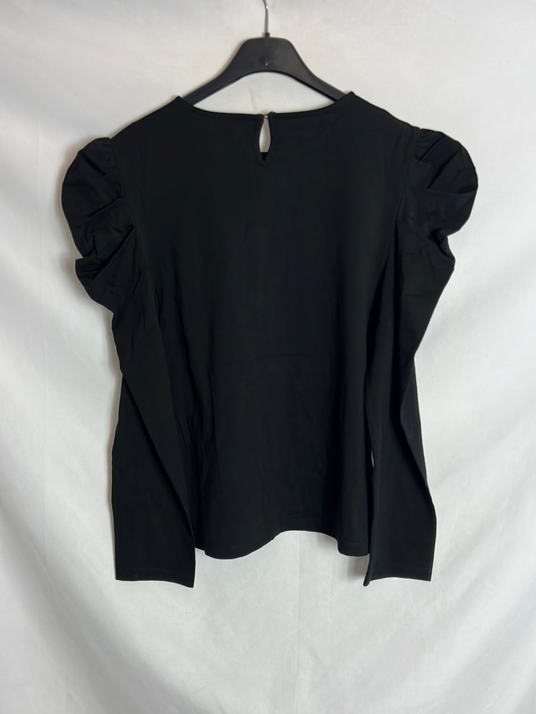 UTERQÜE. Camiseta elástica negra detalle hombros. T L