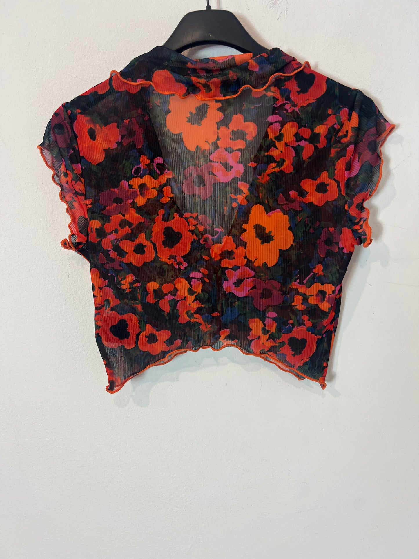 URBAN OUTFITTERS. Top flores semitransparente. T M