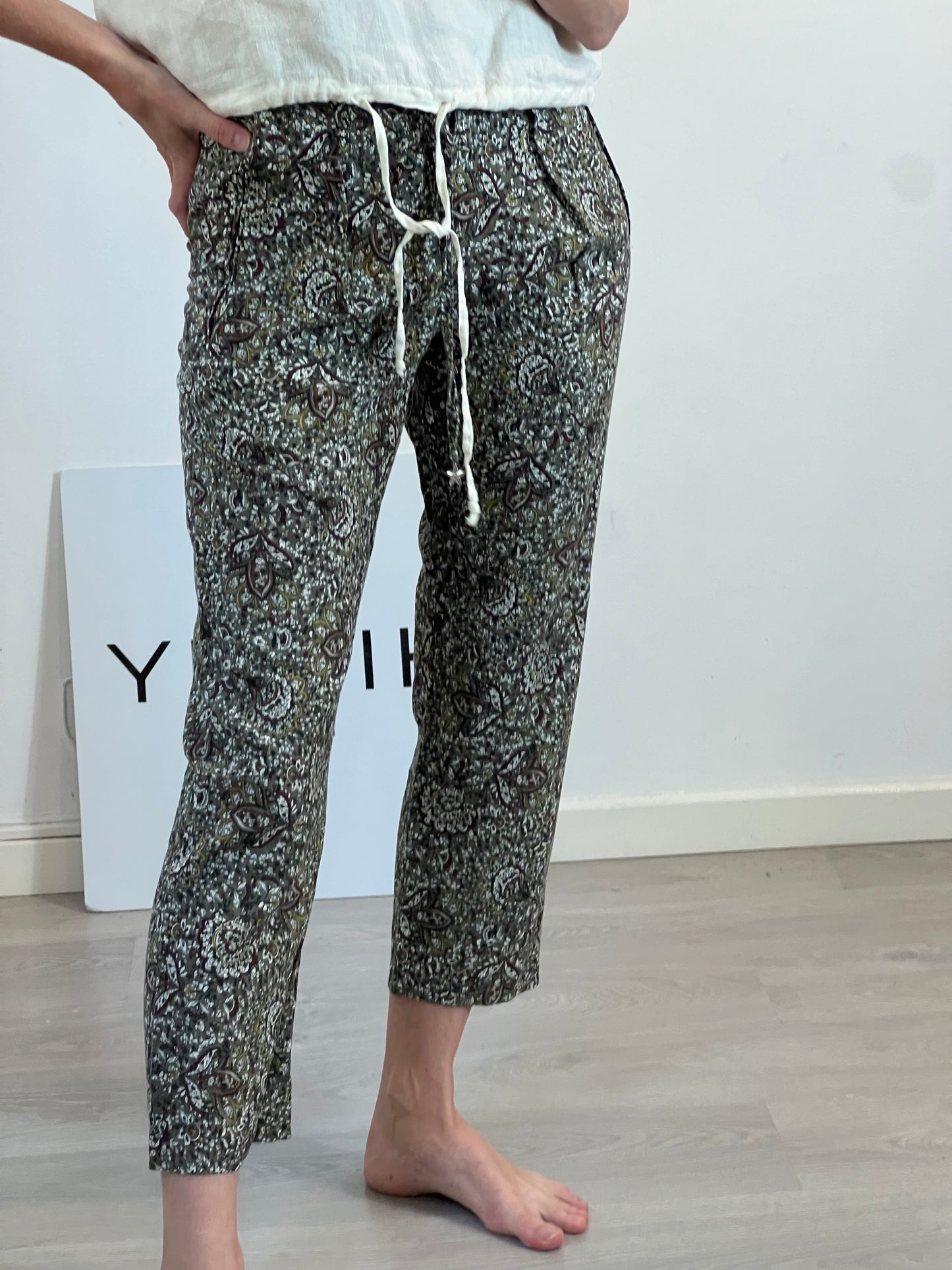 ZARA. Pantalón verde flores. T.XS