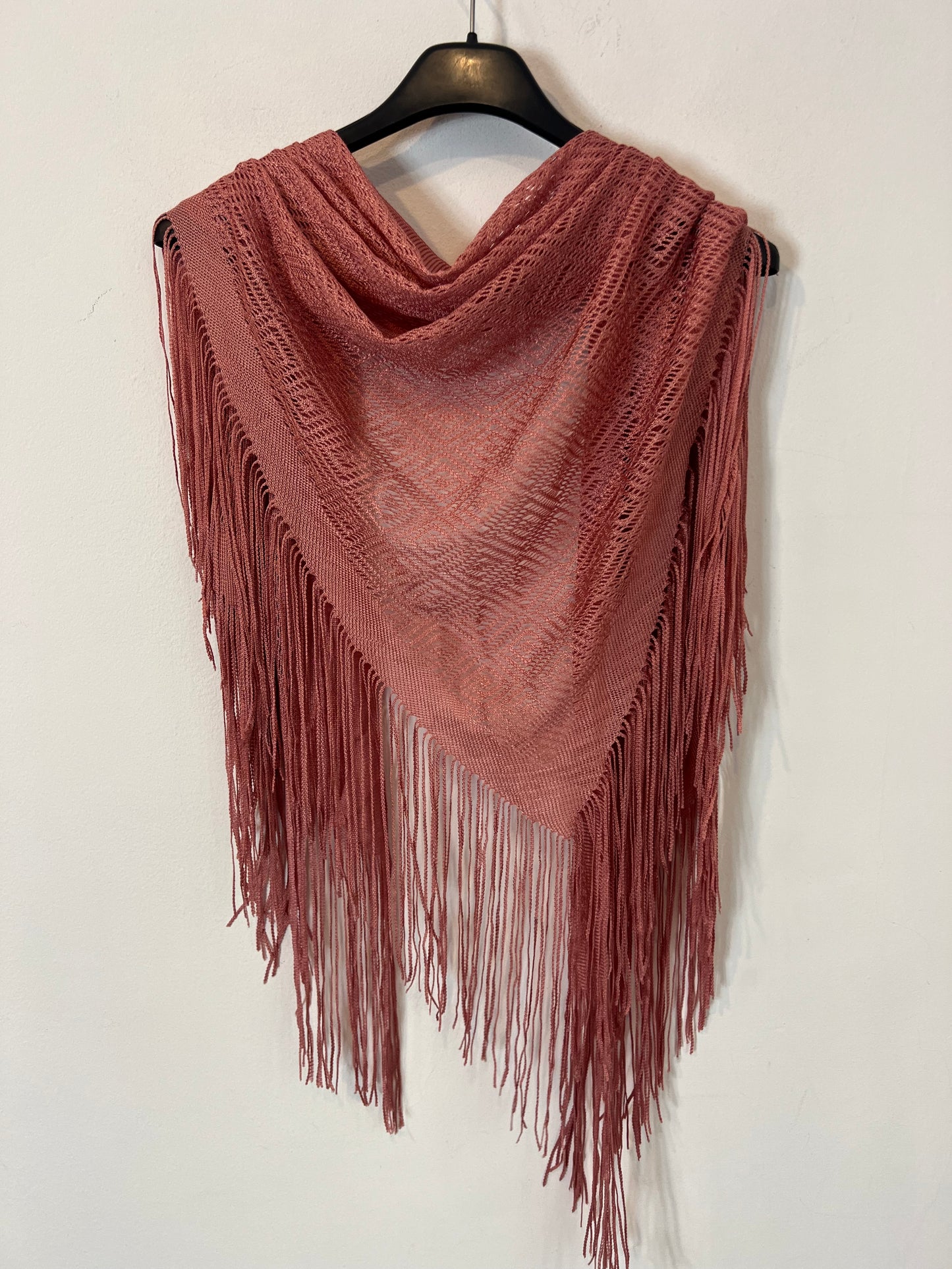 OTRAS. Pañuelo rosa flecos