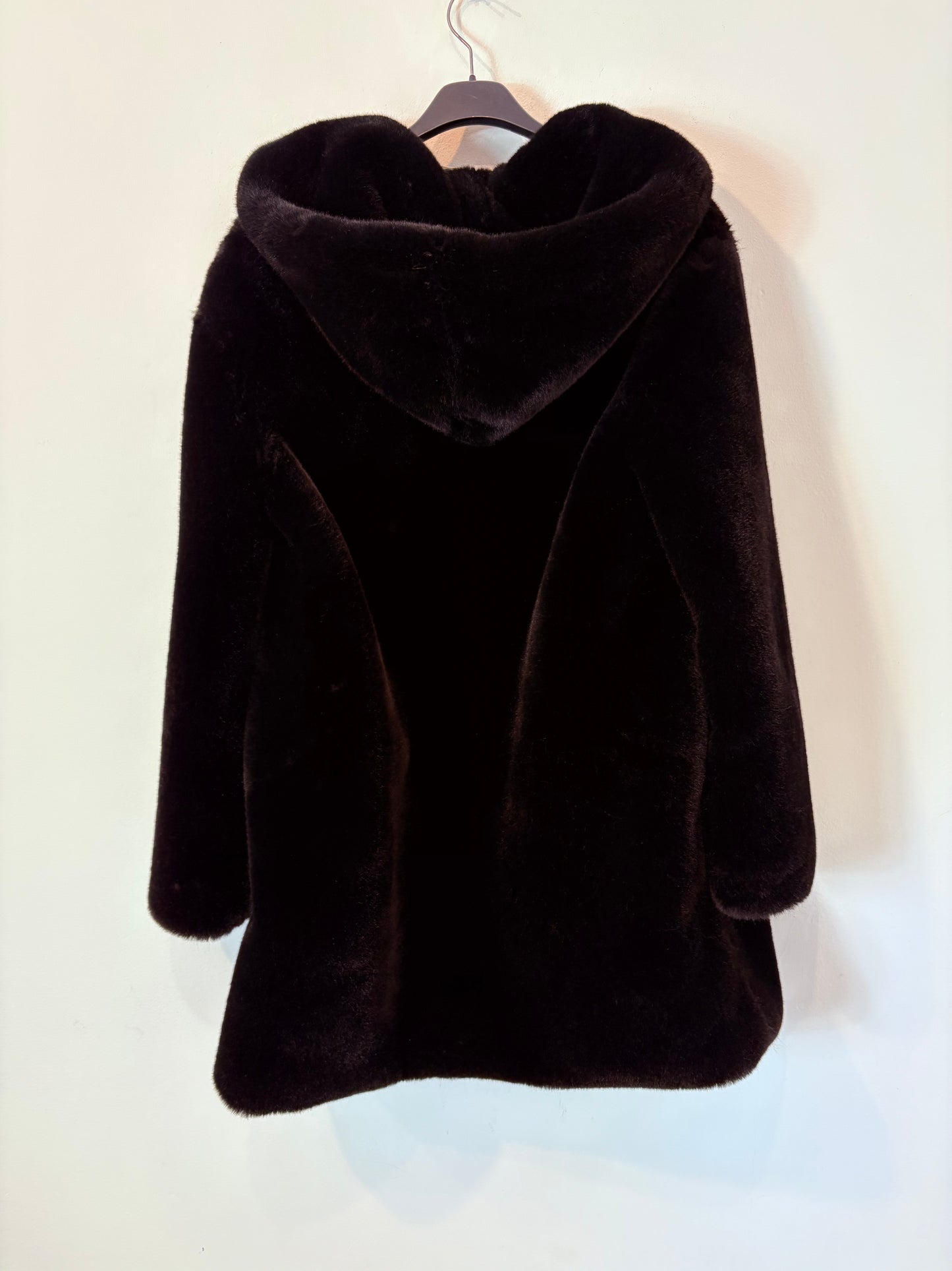 MANGO. Abrigo negro textura capucha