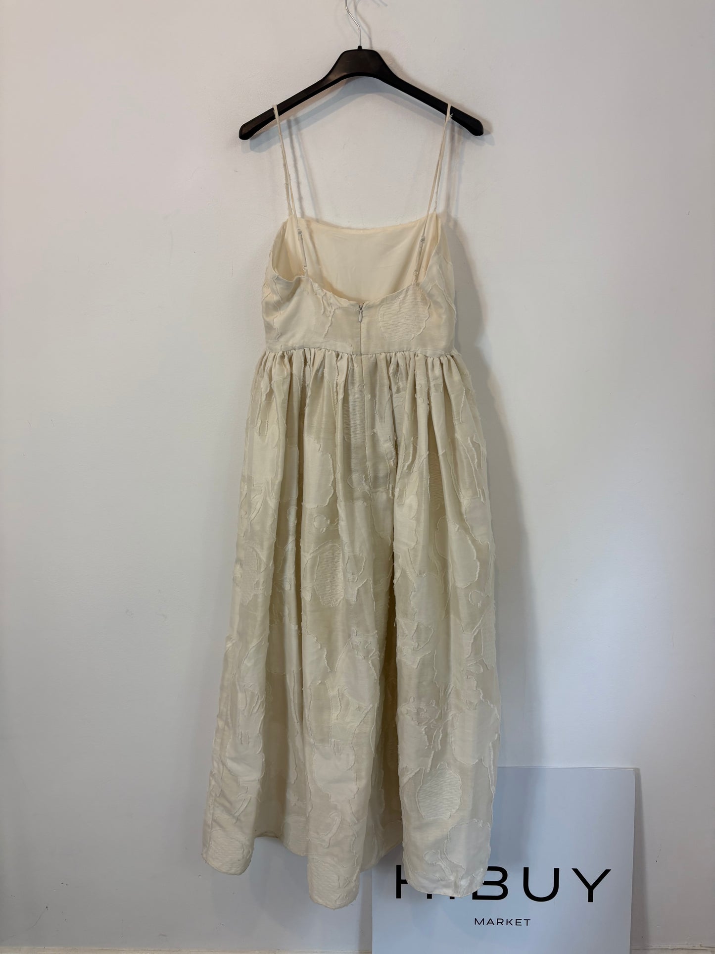 H&M. Vestido midi textura y vuelo. T XS