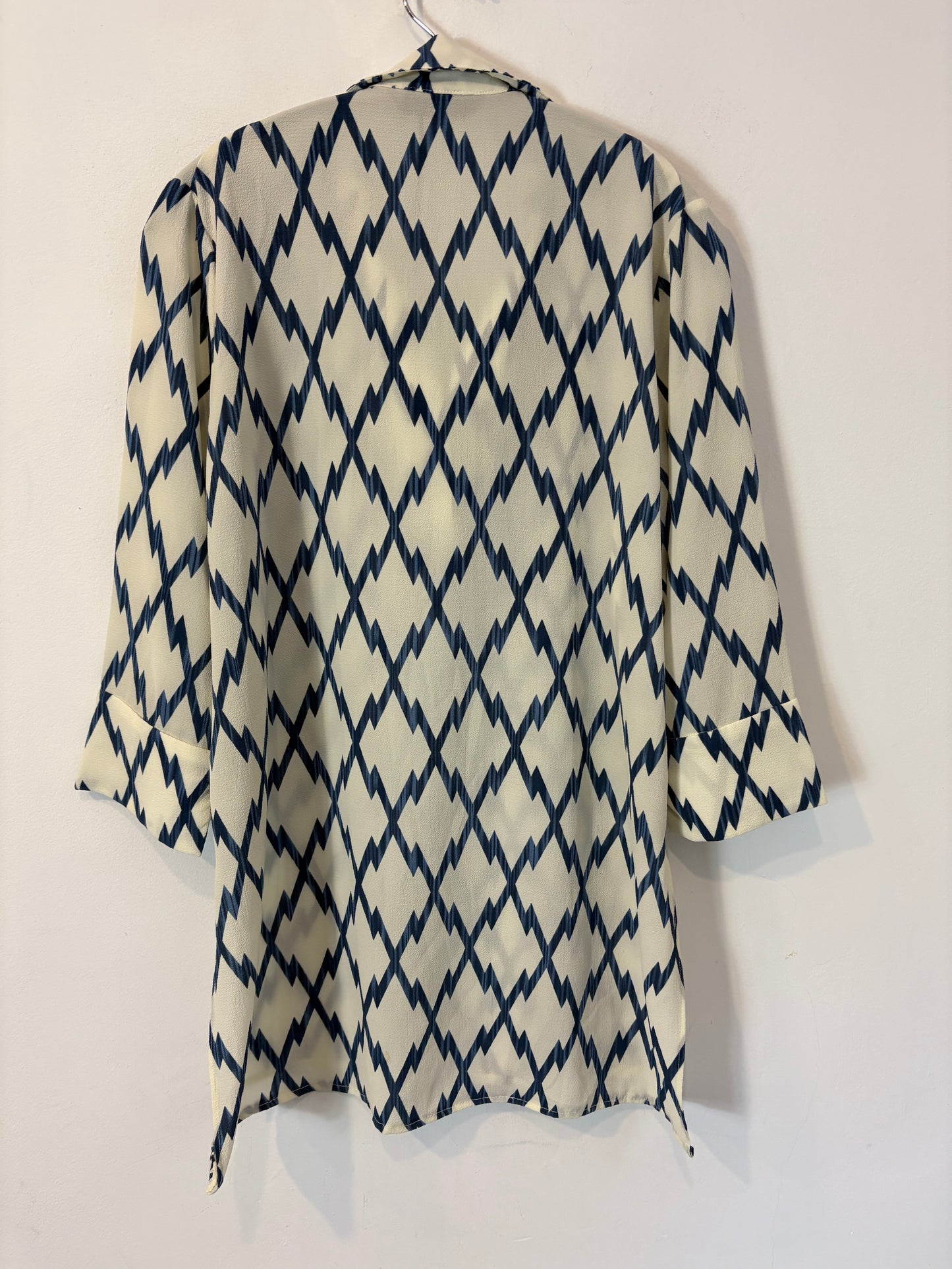 ÁNONYME. Blusa fluida zig zag