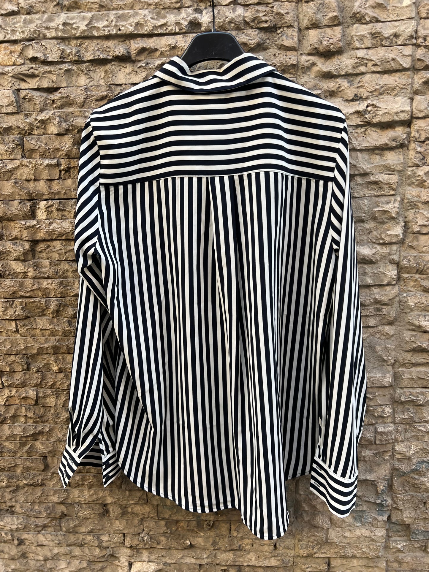 H&M. Blusa fluida rayas blancas y negras. T 38