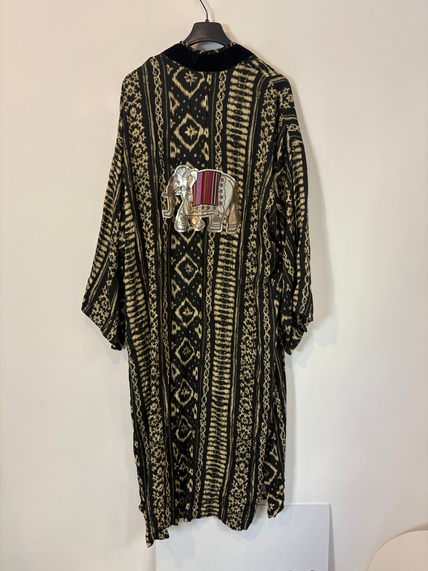 CATUCA. Kimono con terciopelo detalle espalda