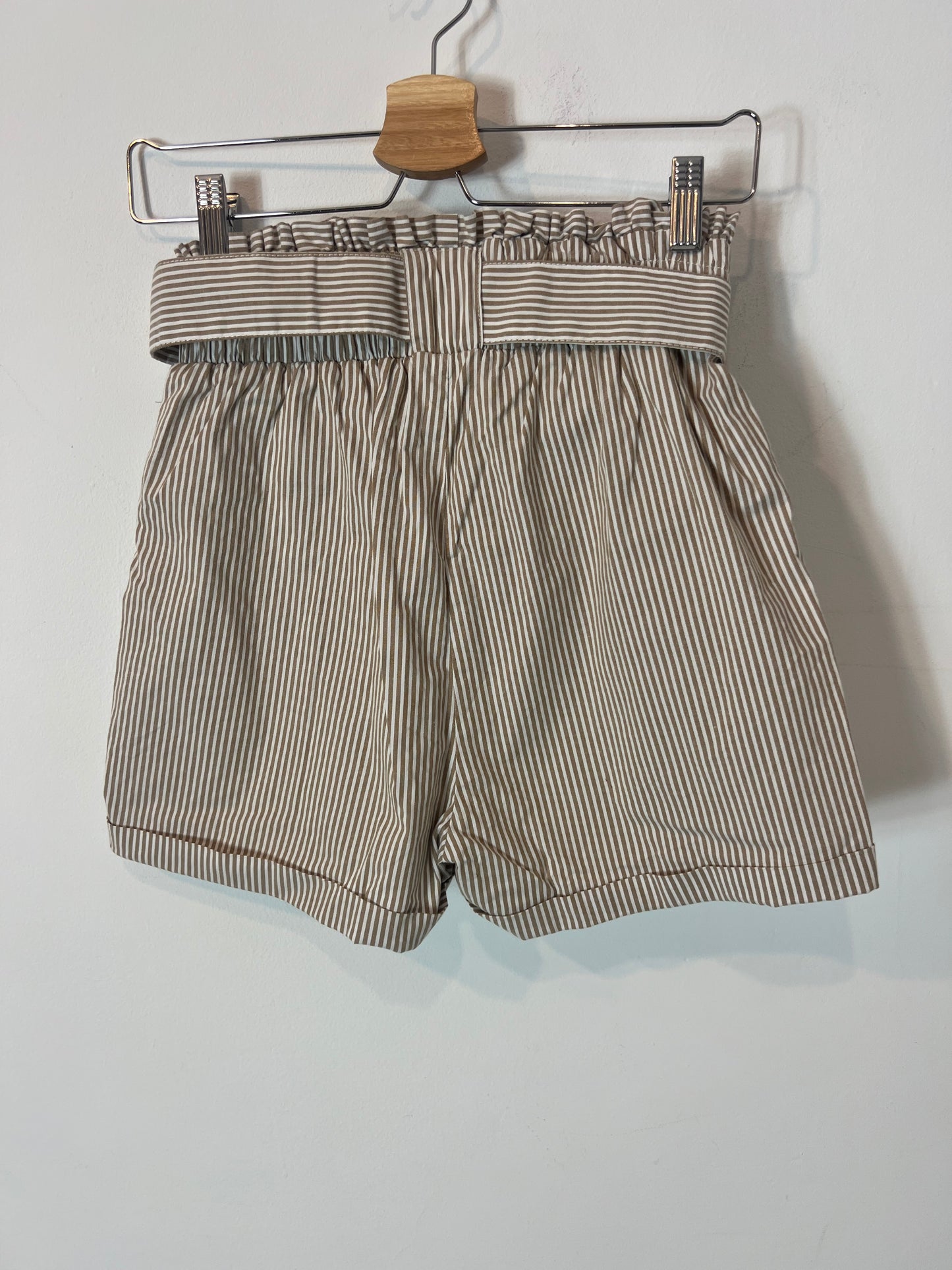 ONLY. Bermuda rayas beiges y blancas. T XS