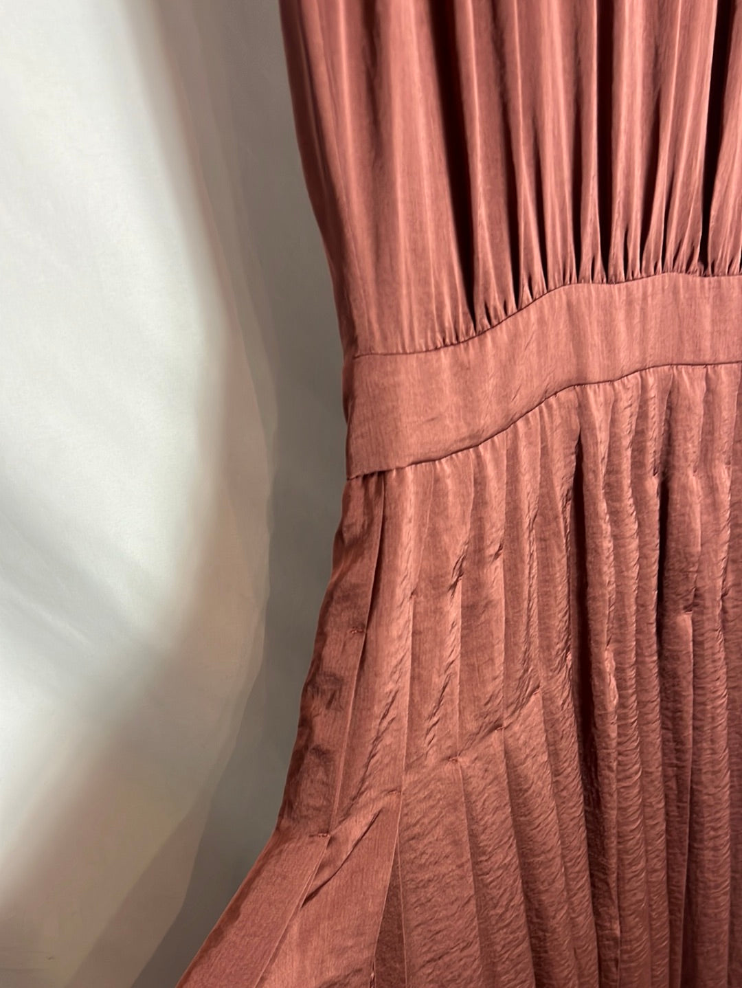 MASSIMO DUTTI. Vestido midi tablas textura. T 36