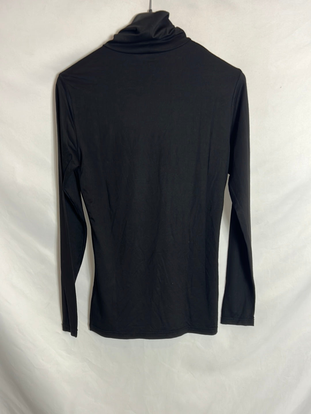 OTRAS. Top negro cuello alto. T S