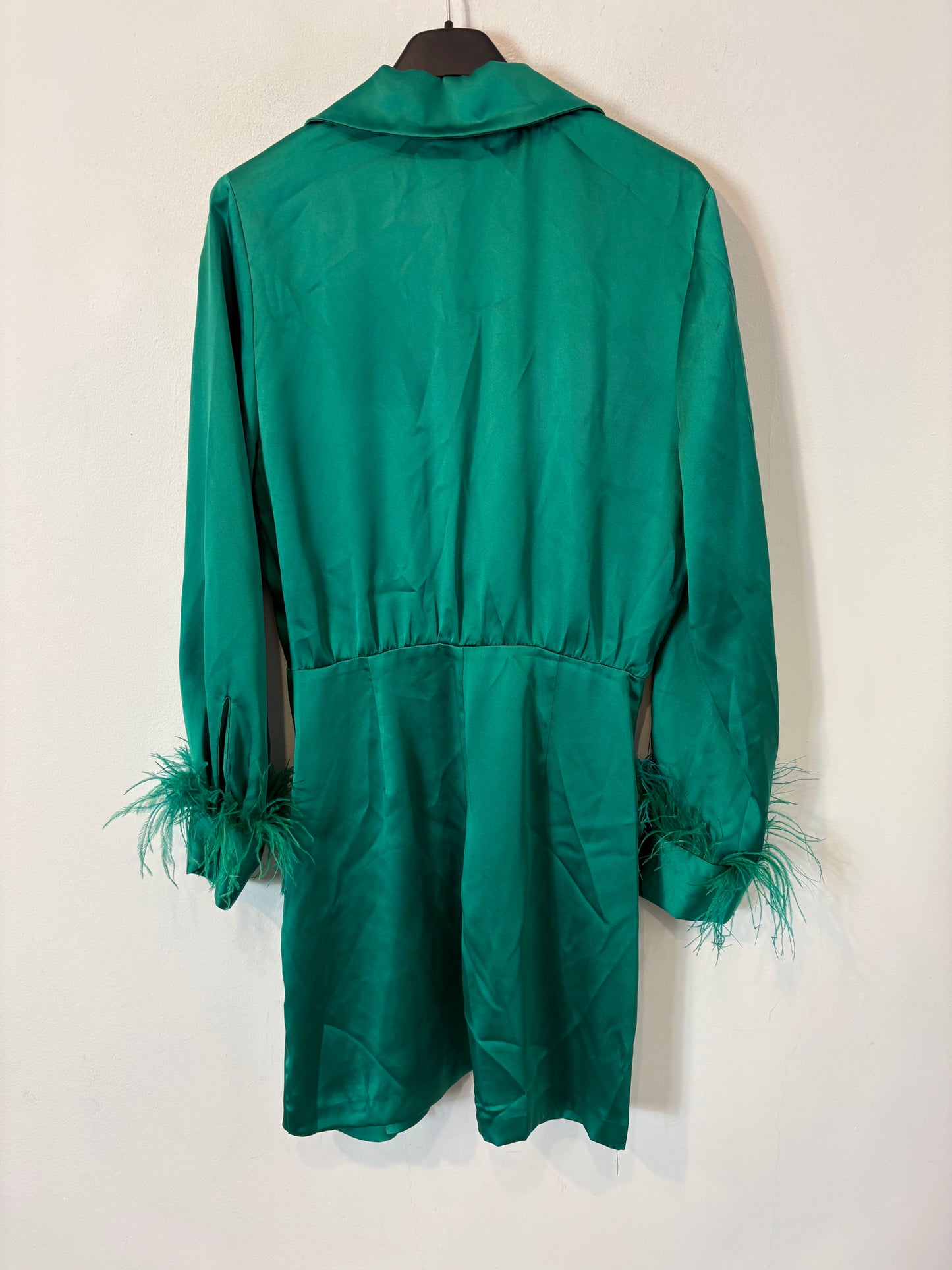 ZARA. Vestido verde satinado plumas