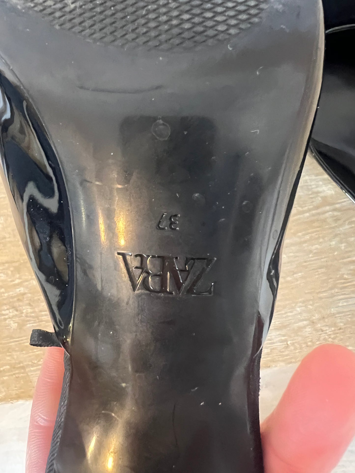 ZARA. Black patent leather high heel shoe with velvet bow. Size 37