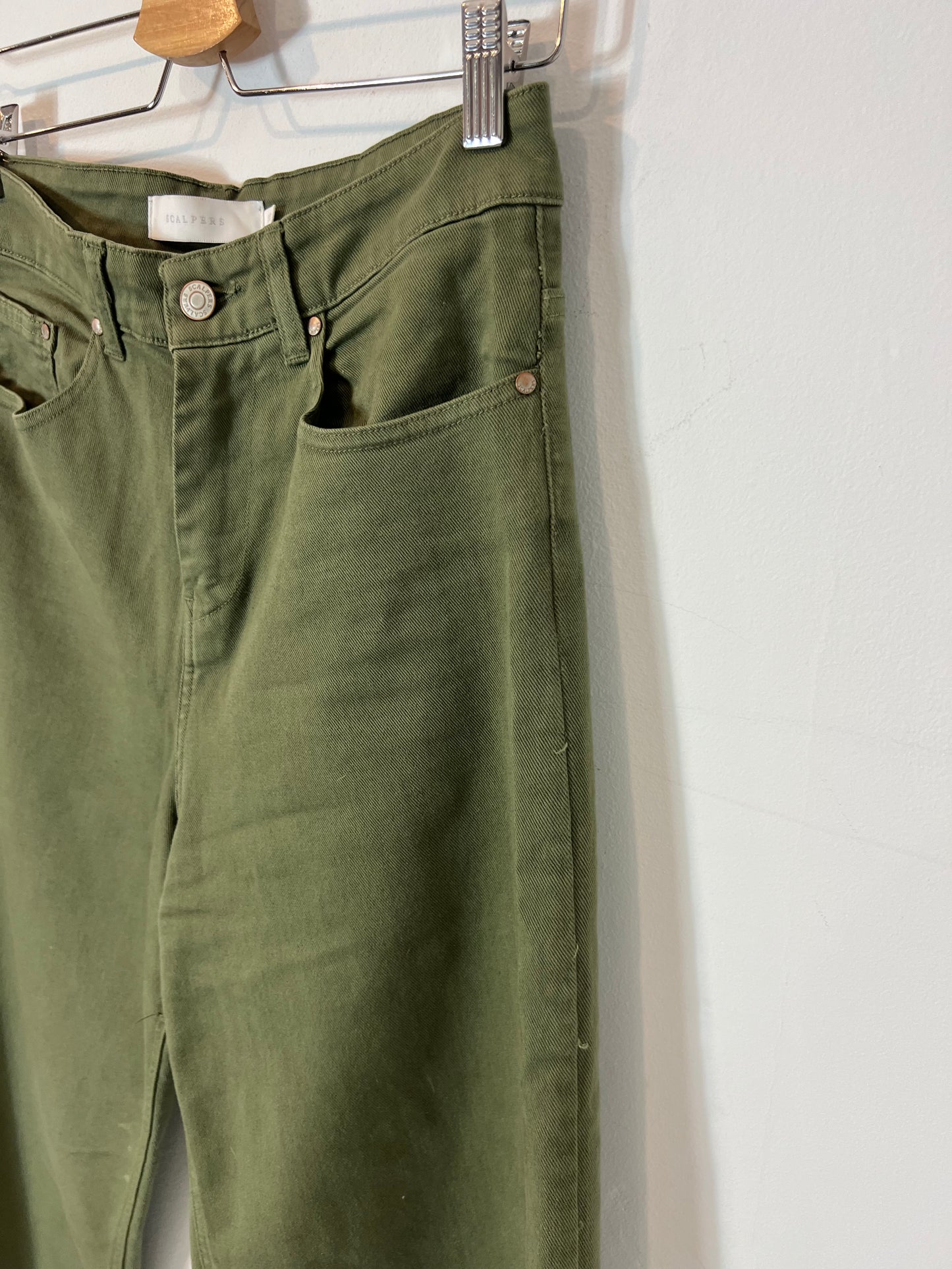 SCALPERS. Pantalón verde denim. T 38