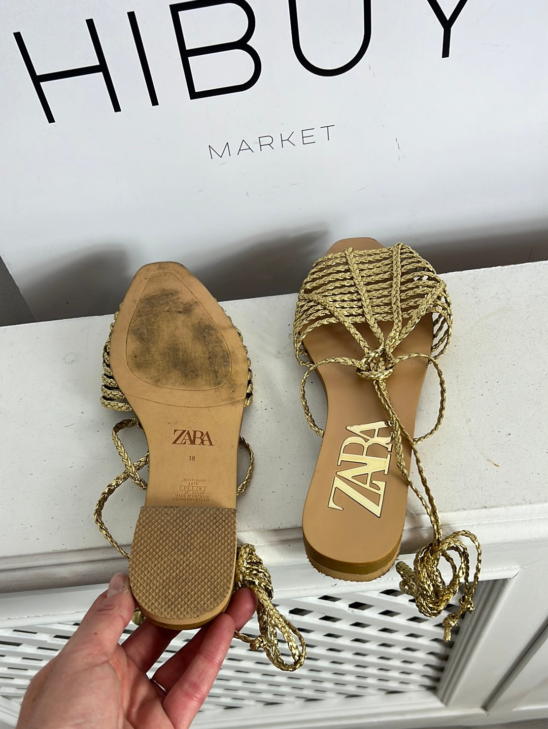 ZARA. Sandalias tiras doradas. T 38