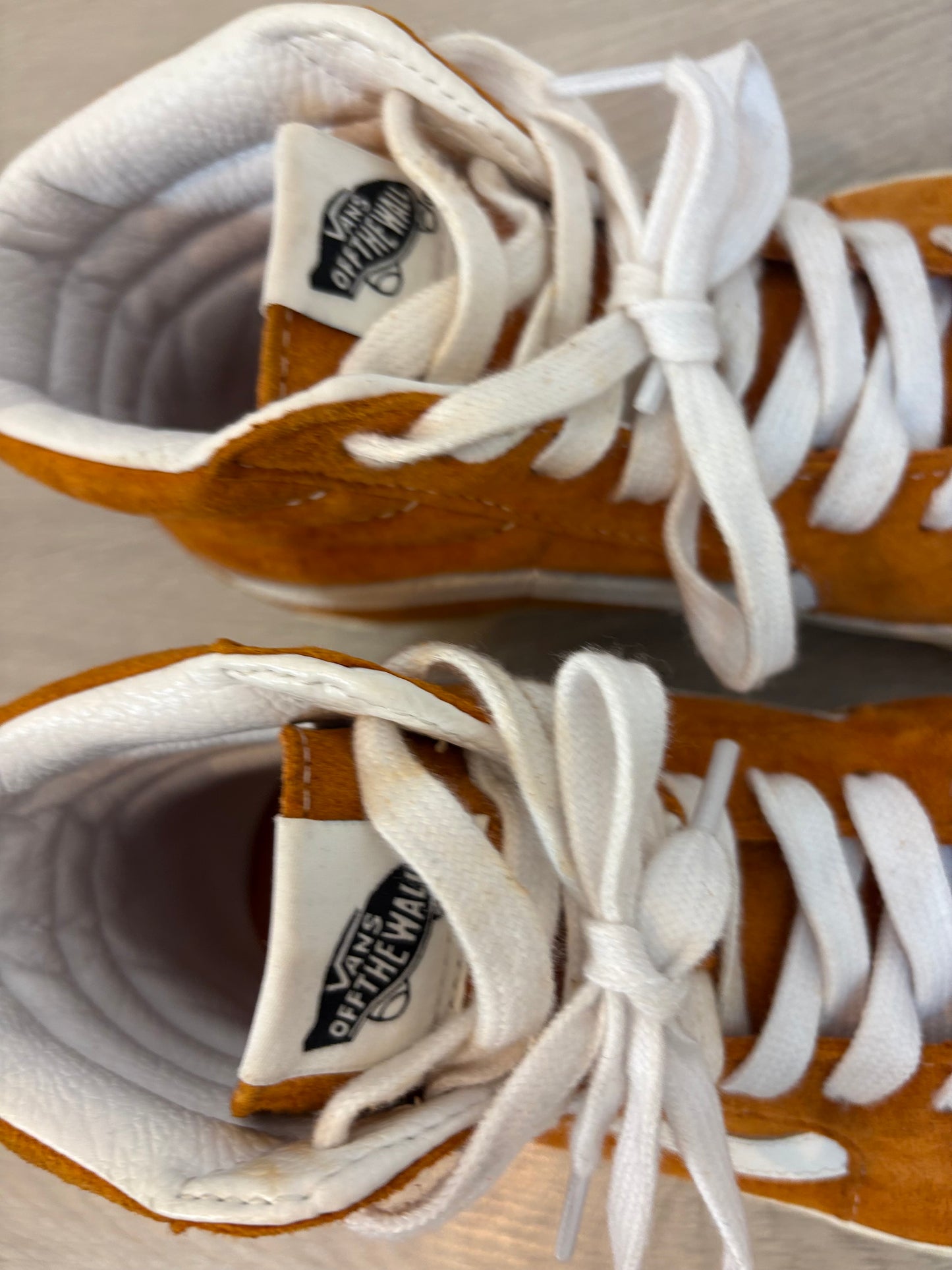 VANS. Zapatillas mostaza altas. T 38