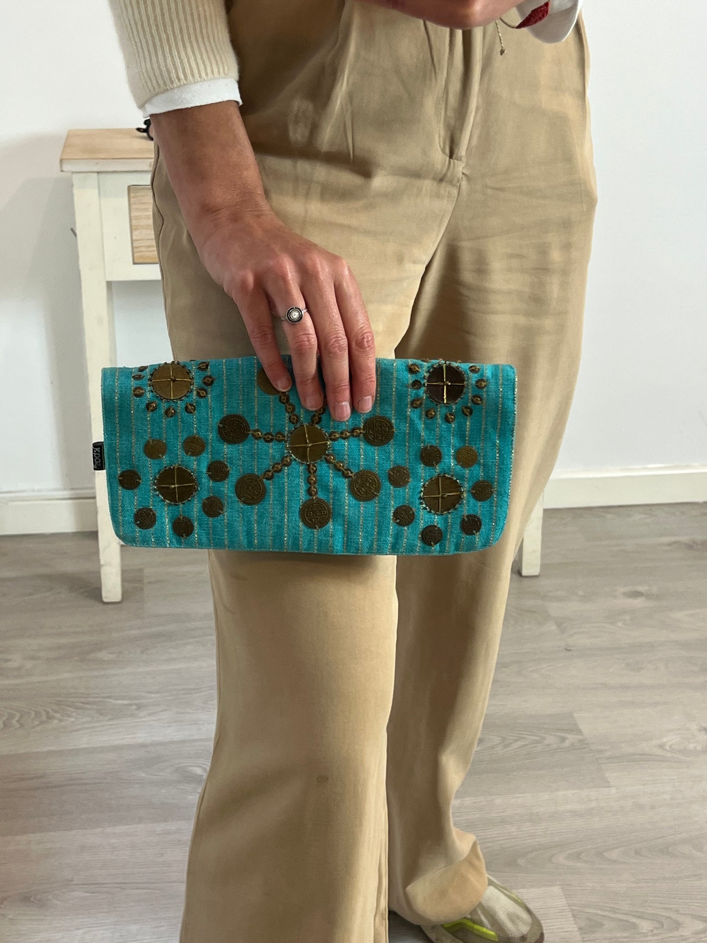 KBAS. Cartera de mano tela y abalorios