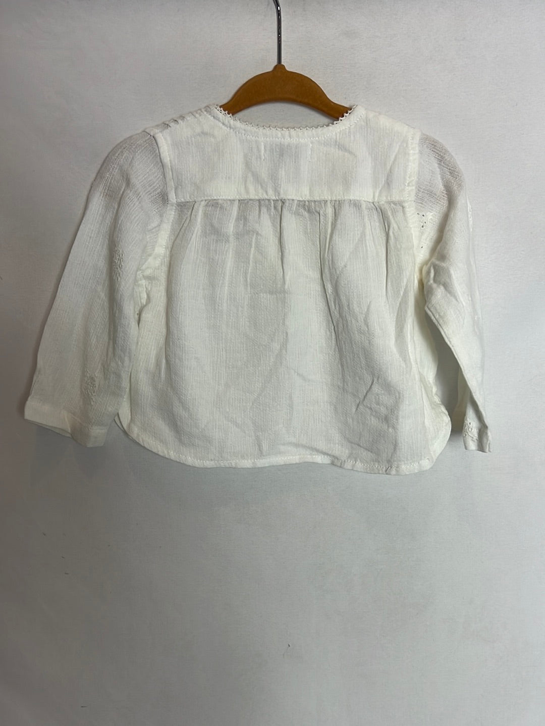 MANGO. Blusa textura blanca. T 3-6meses