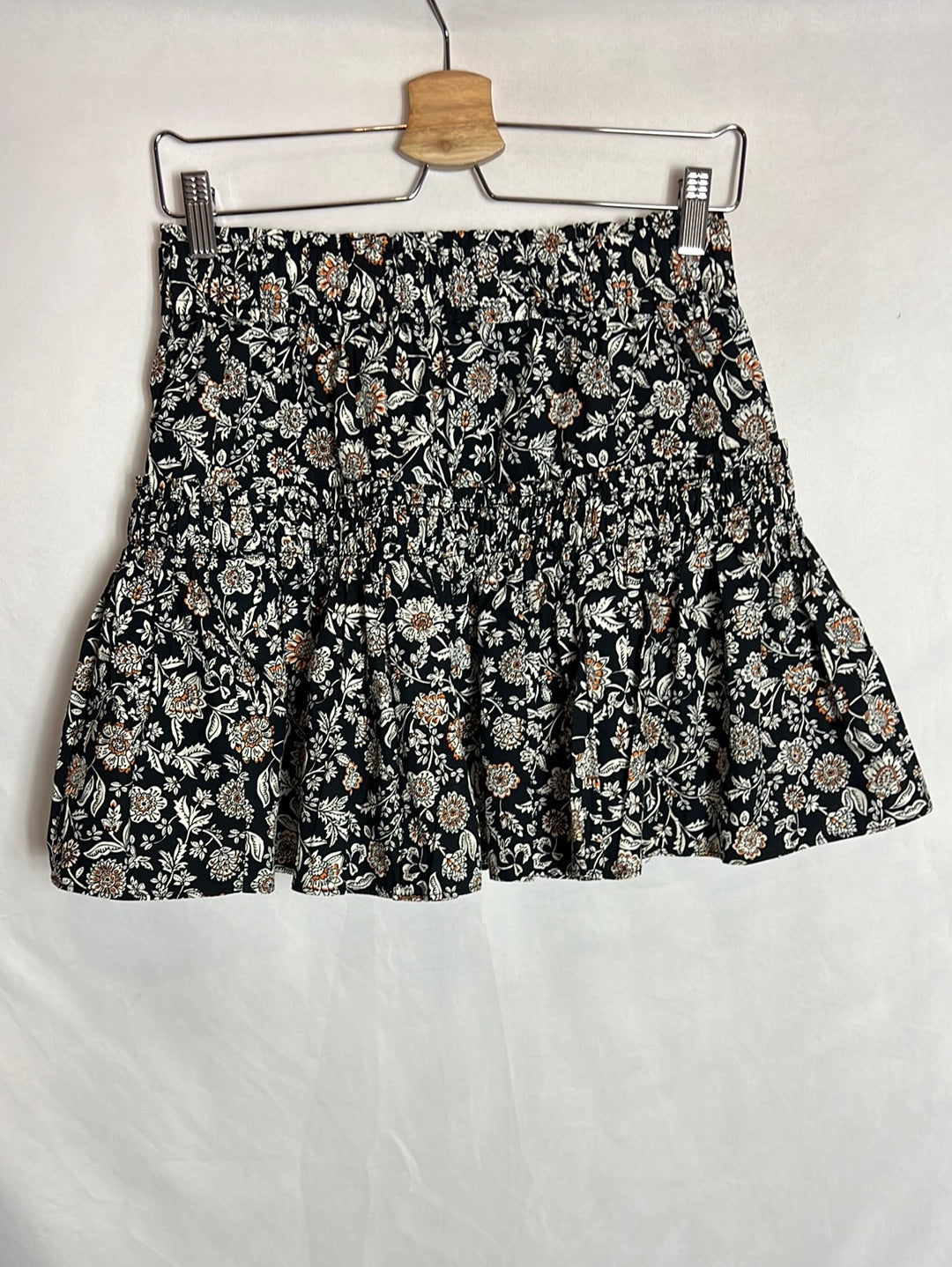 ZARA. Black floral Ts skirt