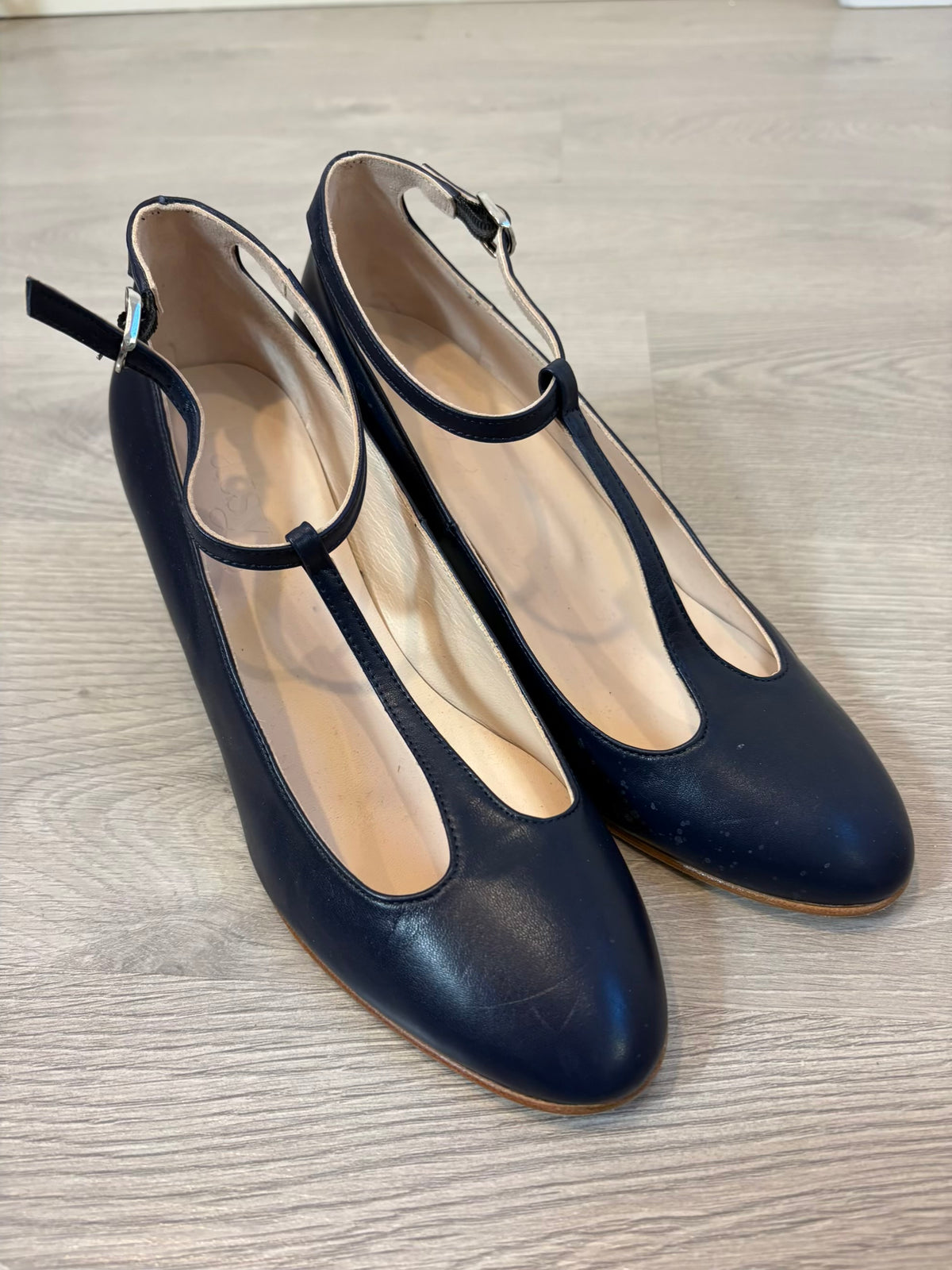 PATSY. Zapato de tacón en piel azul marino. T 39
