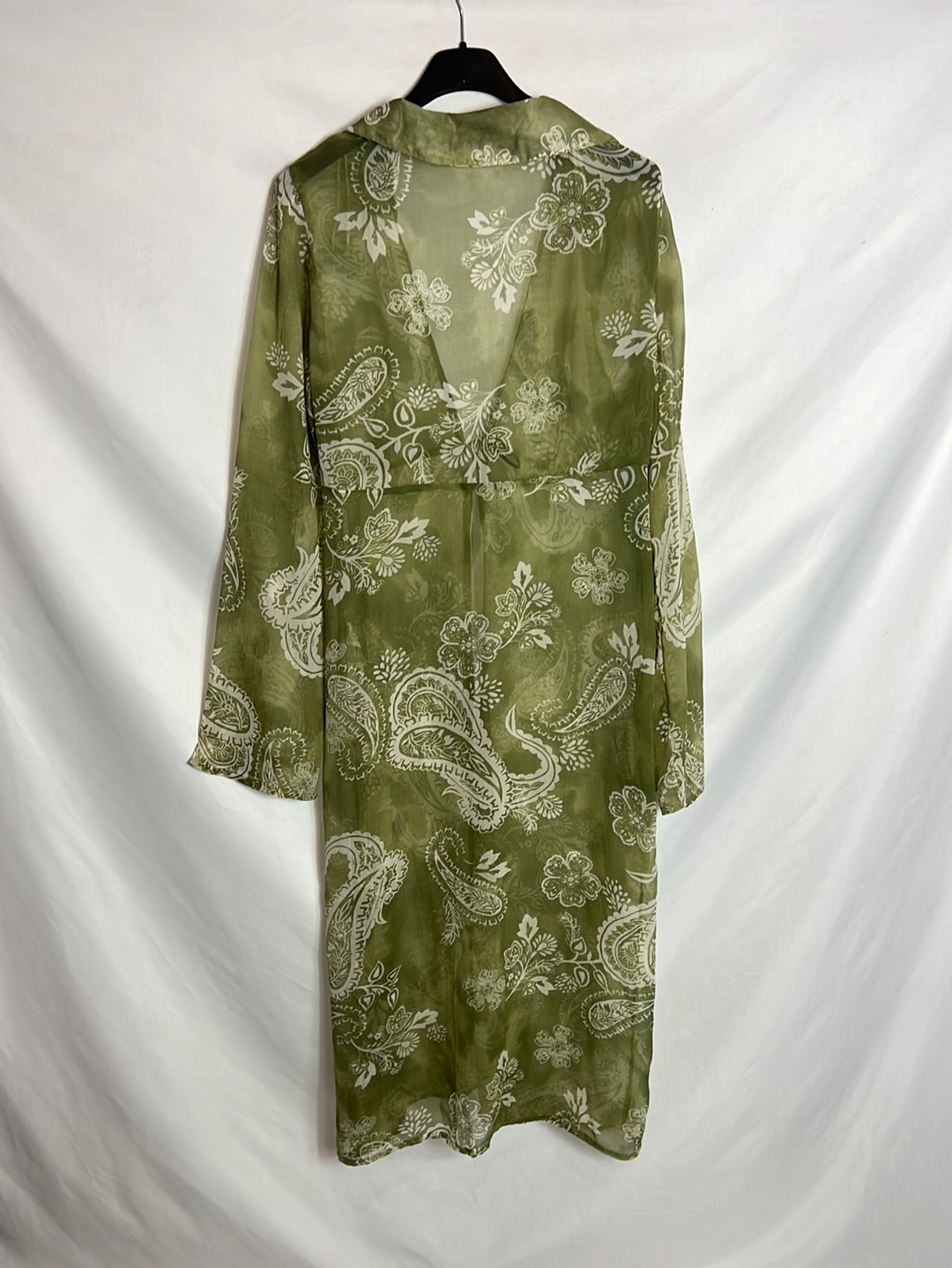 STRADIVARIUS . Sobre camisa semitransparente verde dibujos. T M