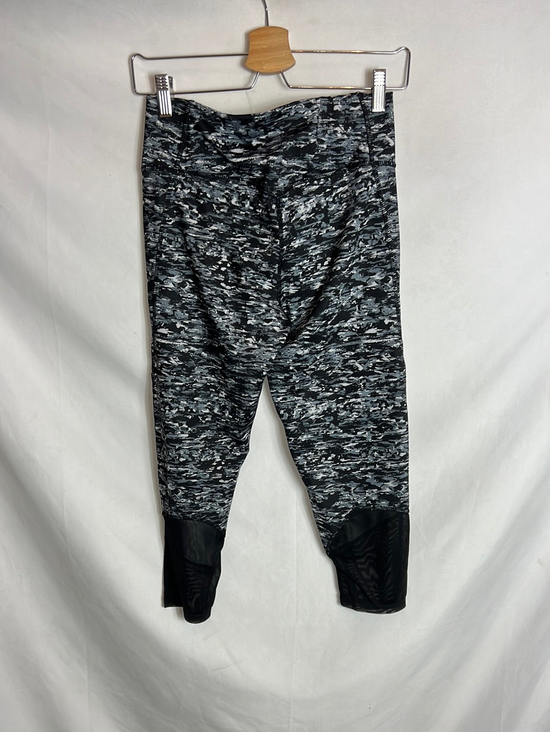 BERHSKA. Printed cropped sports tights. TM