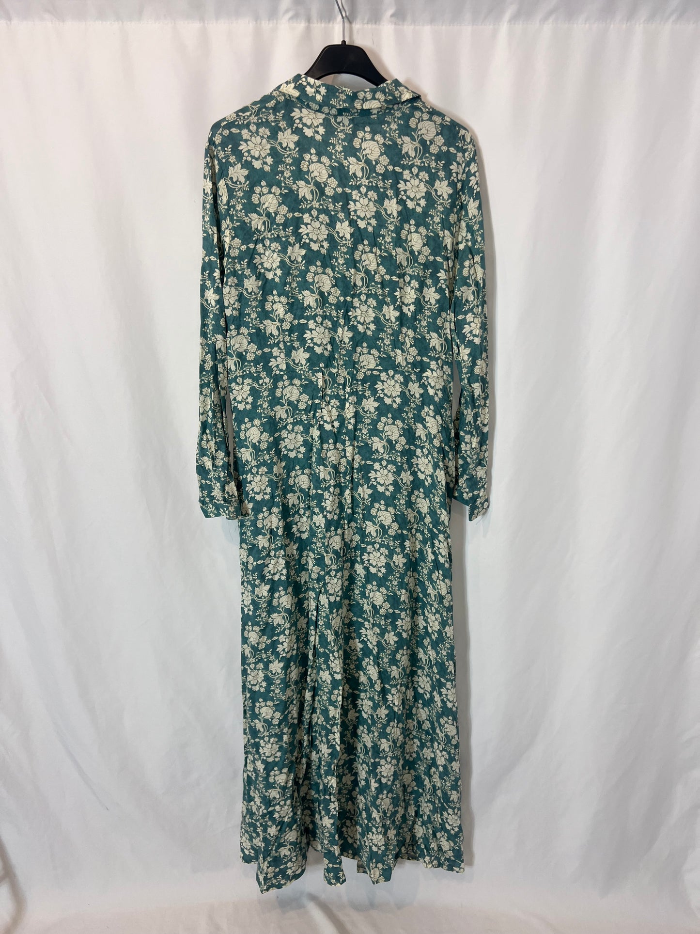 OTRAS. Vestido largo camisero azul flores. T M