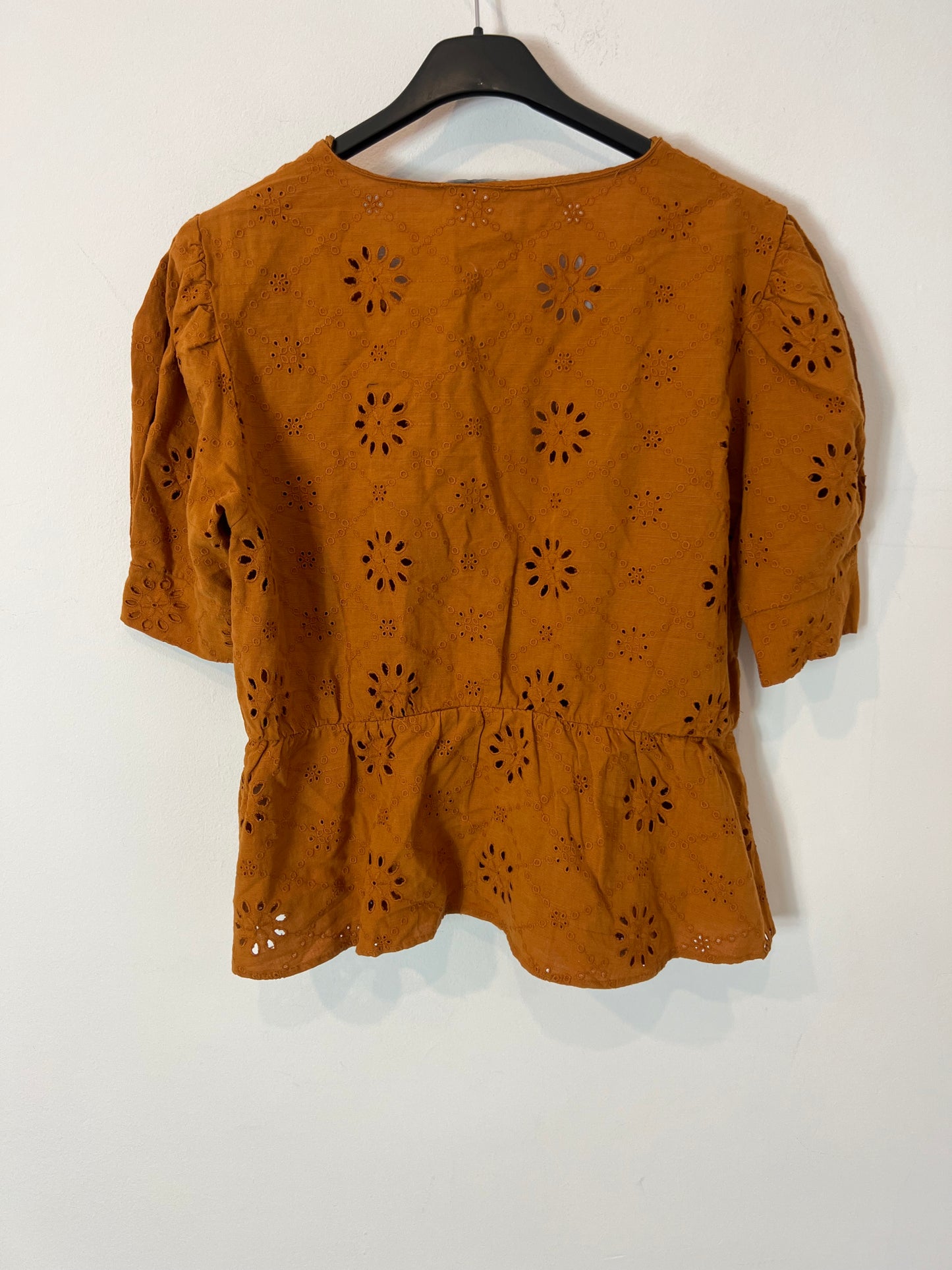 ZARA. Die-cut camel crossed blouse. TM