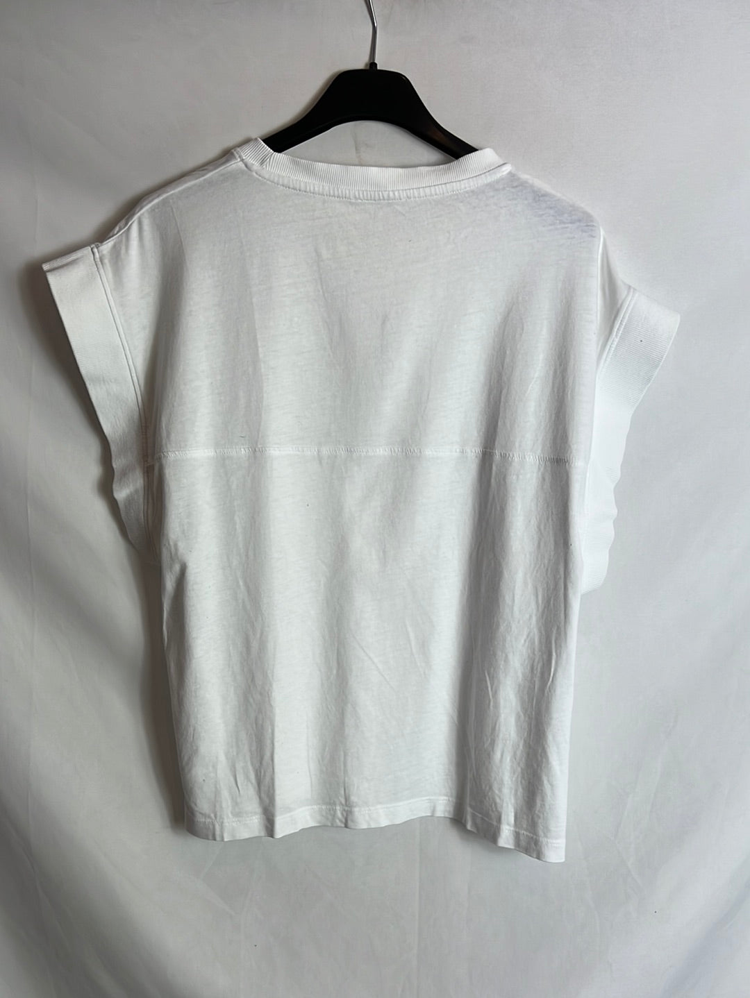 OTRAS. Camiseta blanca detalle cuello y mangas. TM