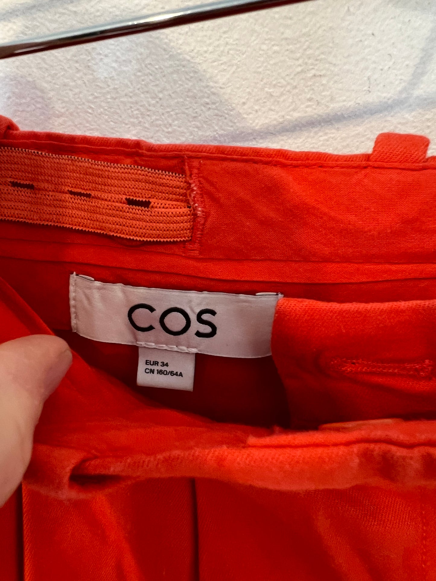COS. Red pleated trousers S.34