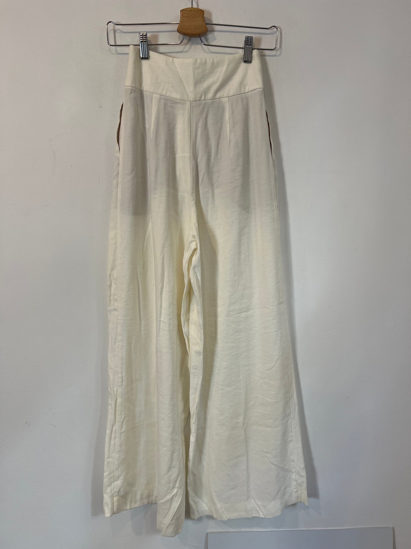 STRADIVARIUS. Pantalón ancho blanco T.34