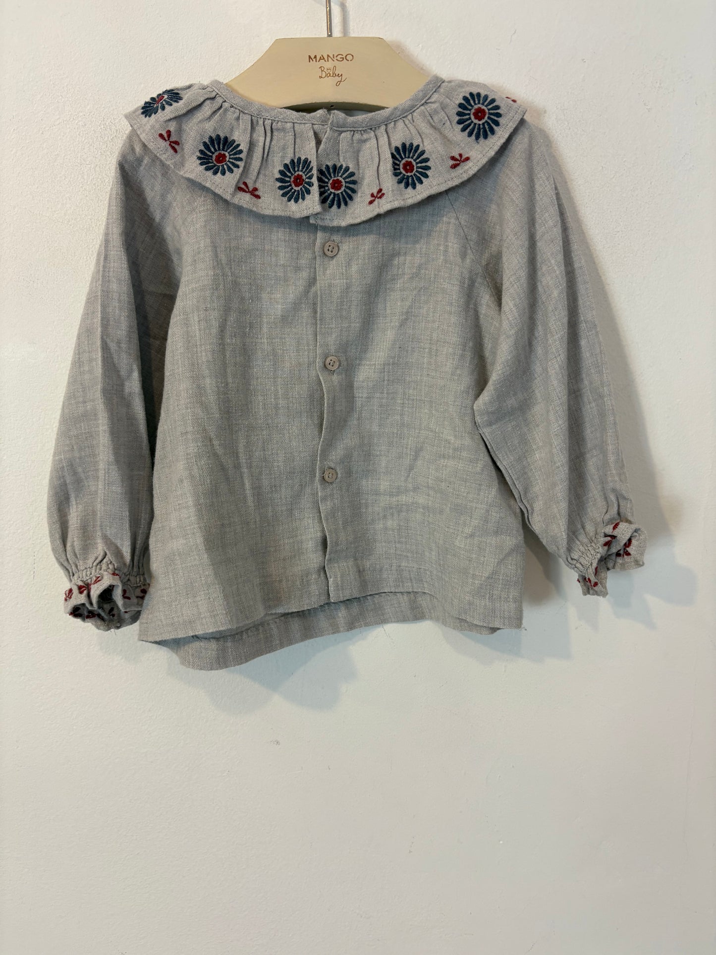 GOCCO. Blusa gris cuello bordado T. 18-24 meses