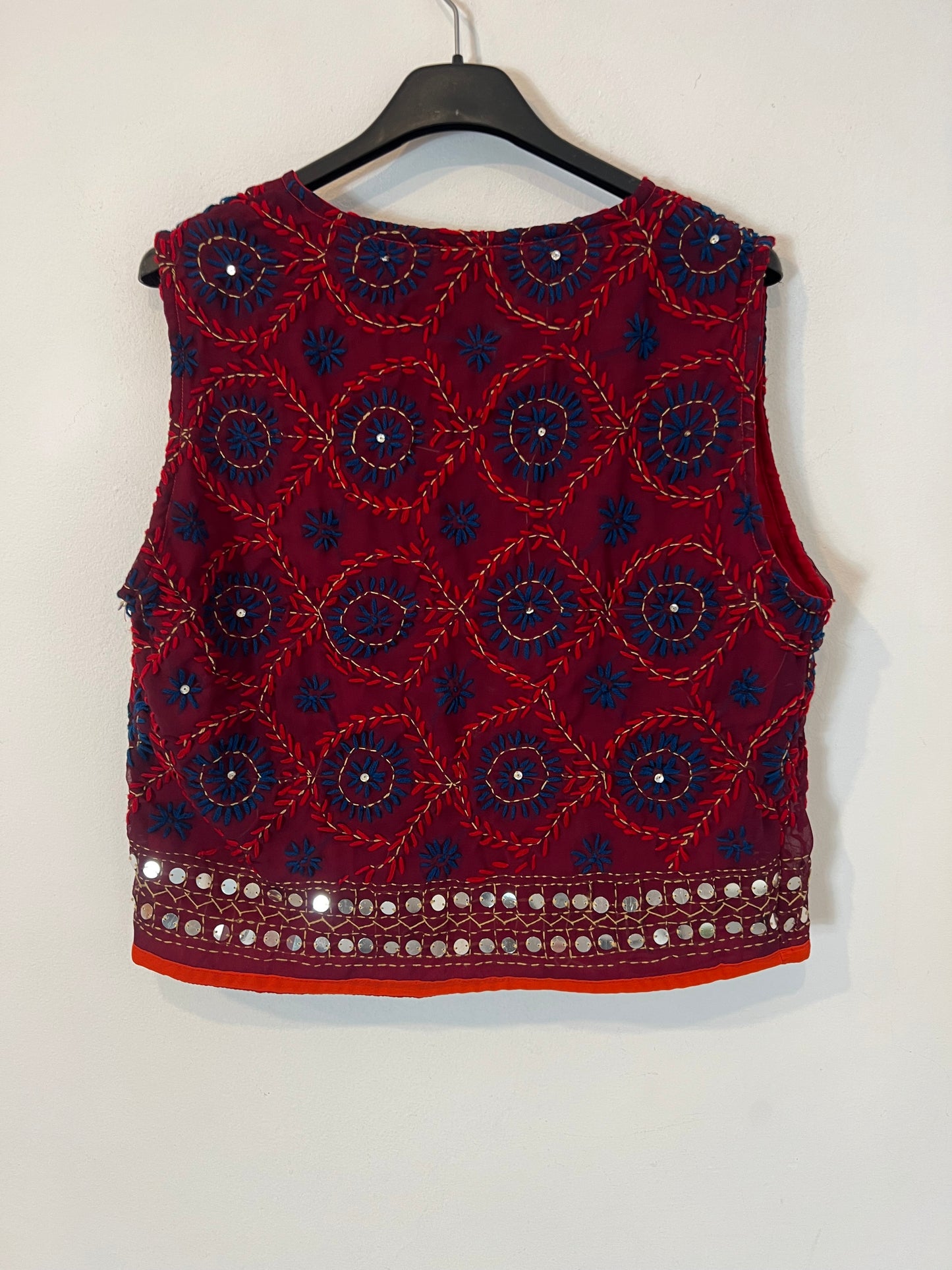 OTRAS. Chaleco bordados tonos rojos. T S/M