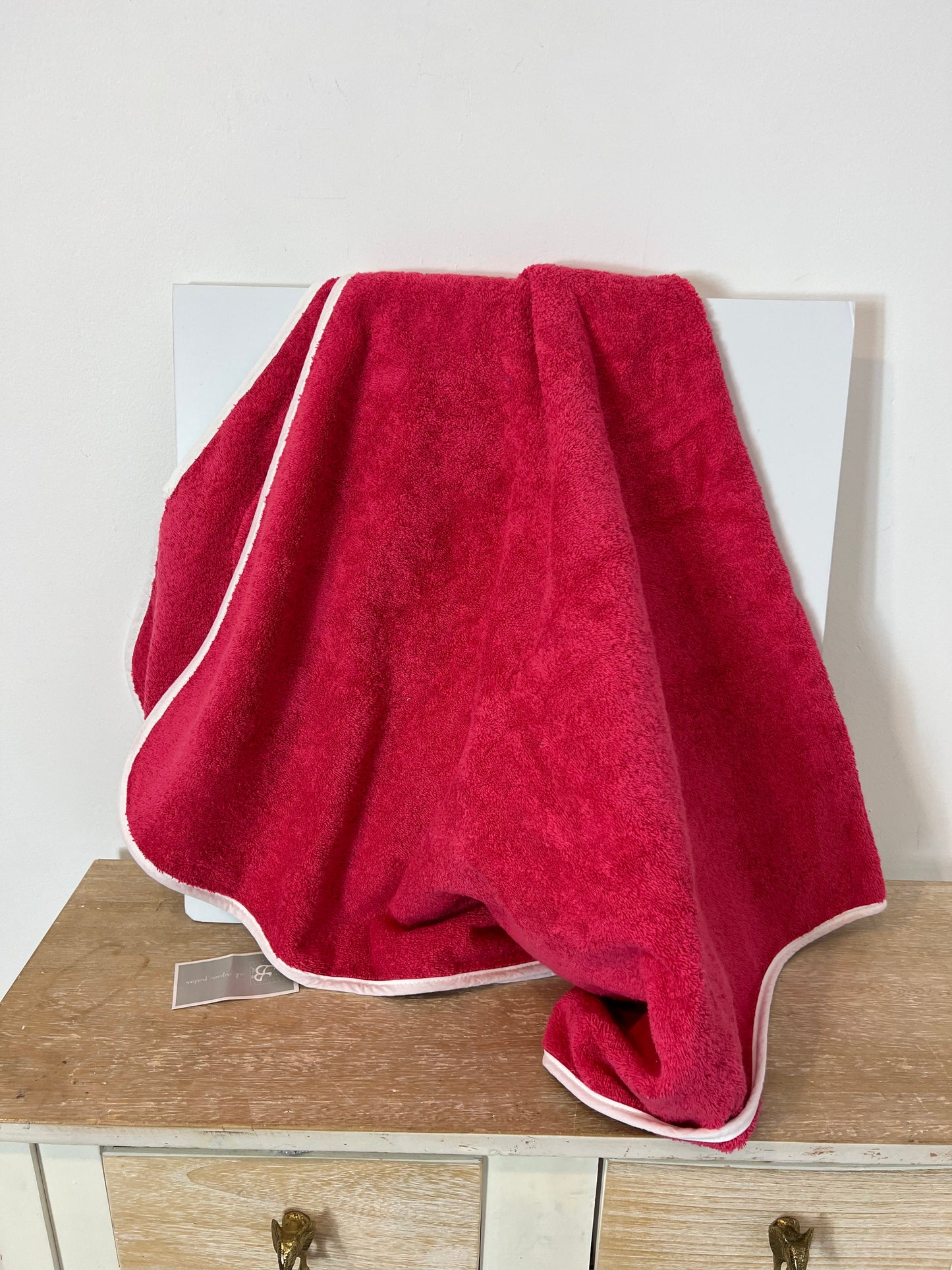 AL AGUA PATOS. Toalla roja cereza