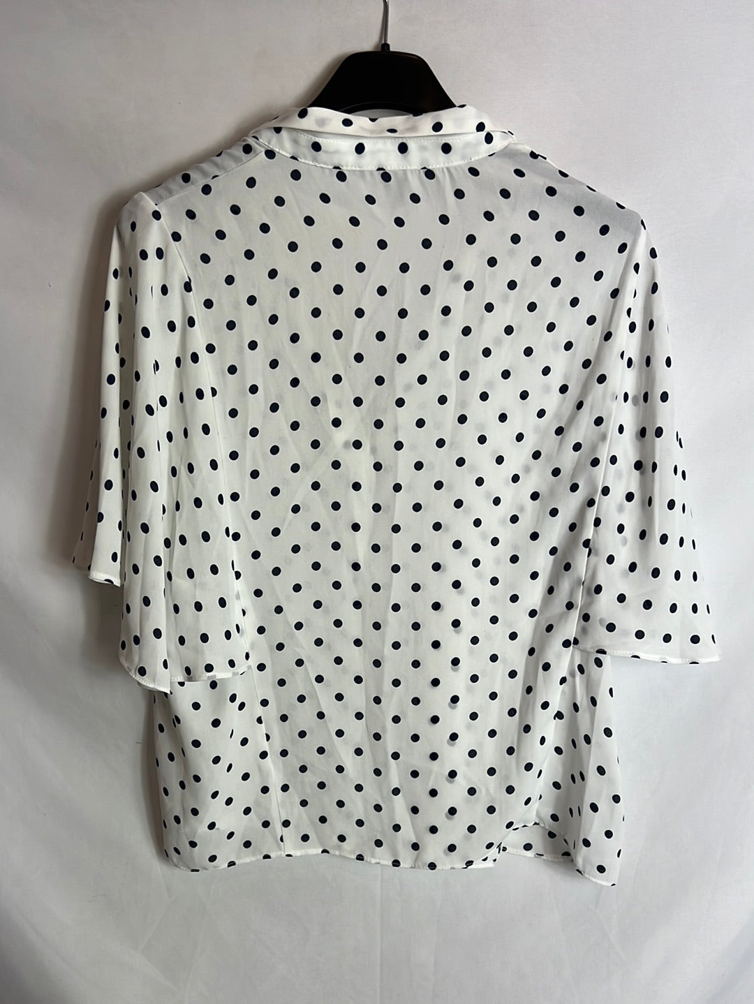OTRAS. Blusa blanca lunares mangas volante. TM