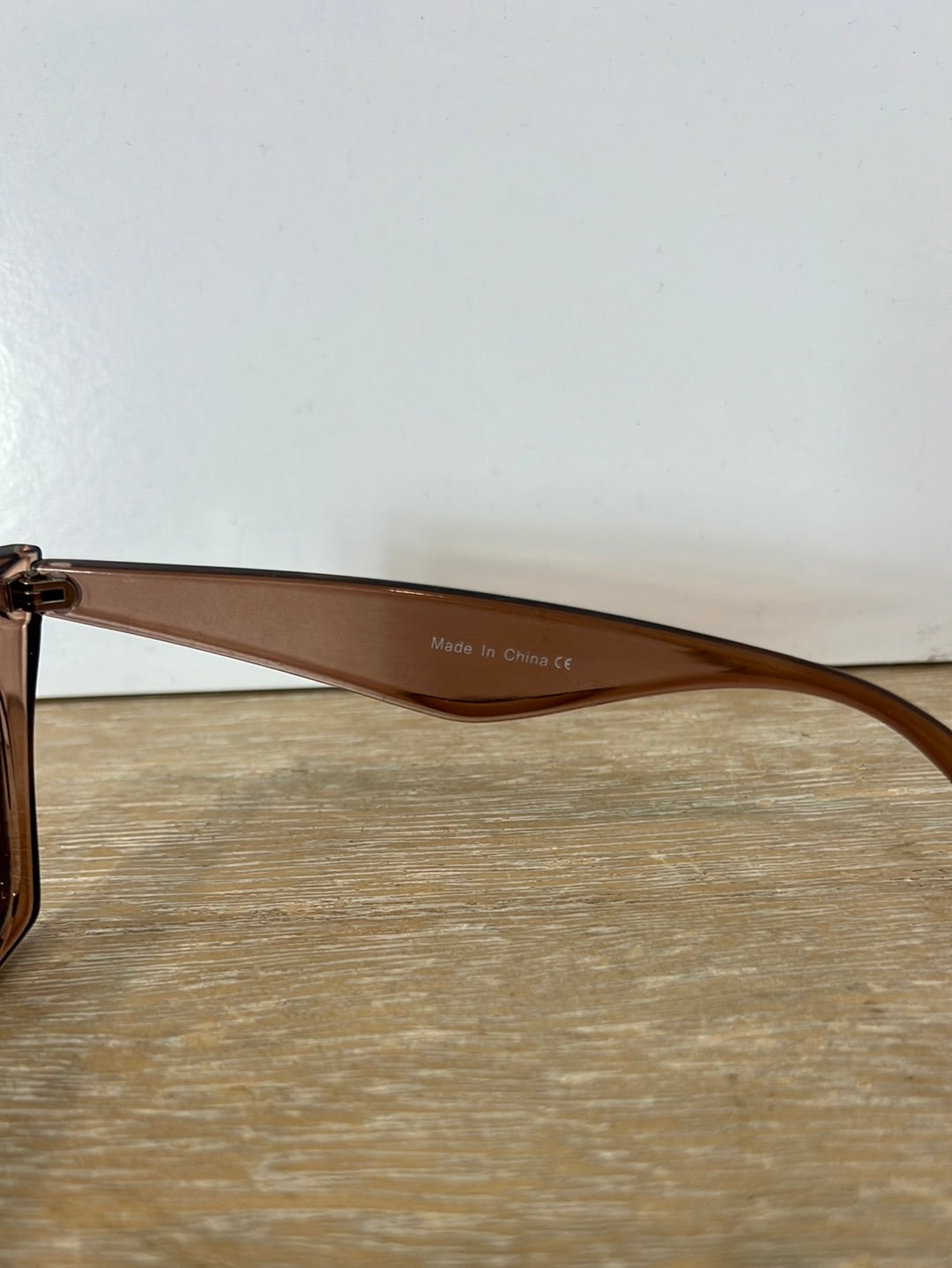 OTRAS. Gafas de sol semitransparentes