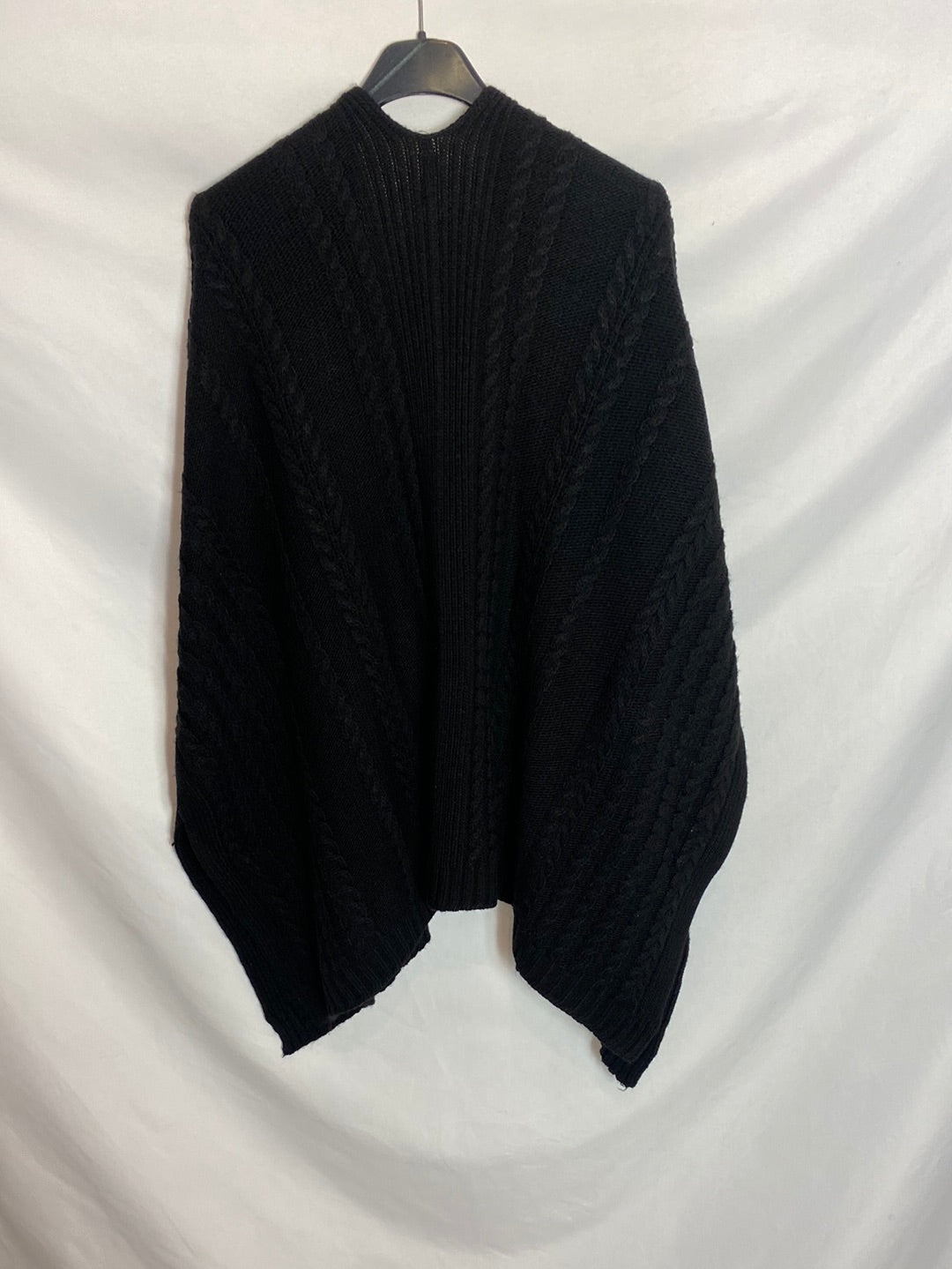 STRADIVARIUS. Cape-style knit kimono. Tm