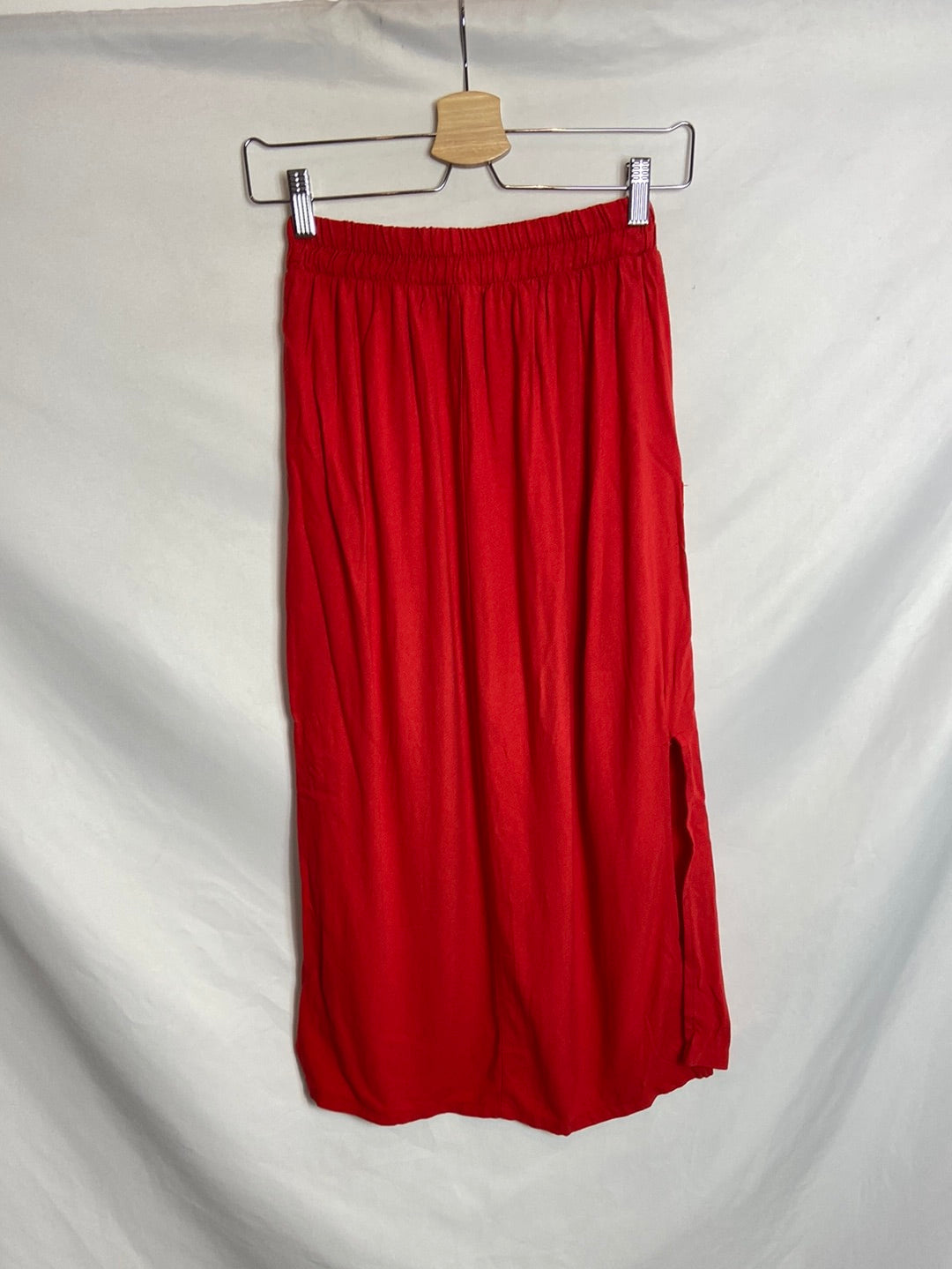 PULL&BEAR. Falda midi roja botones T.S