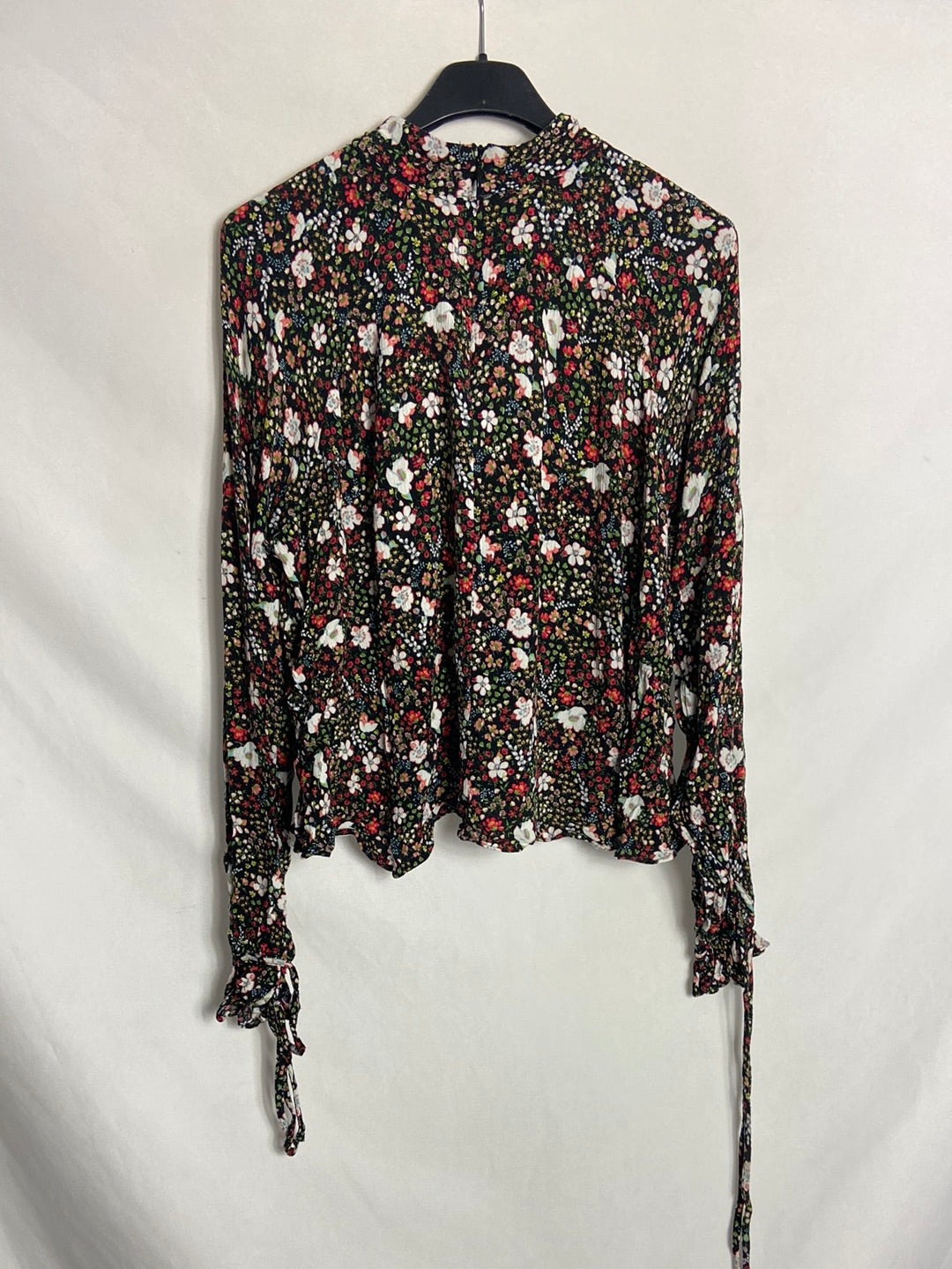 STRADIVARIUS. Top flores corto fluido. T L