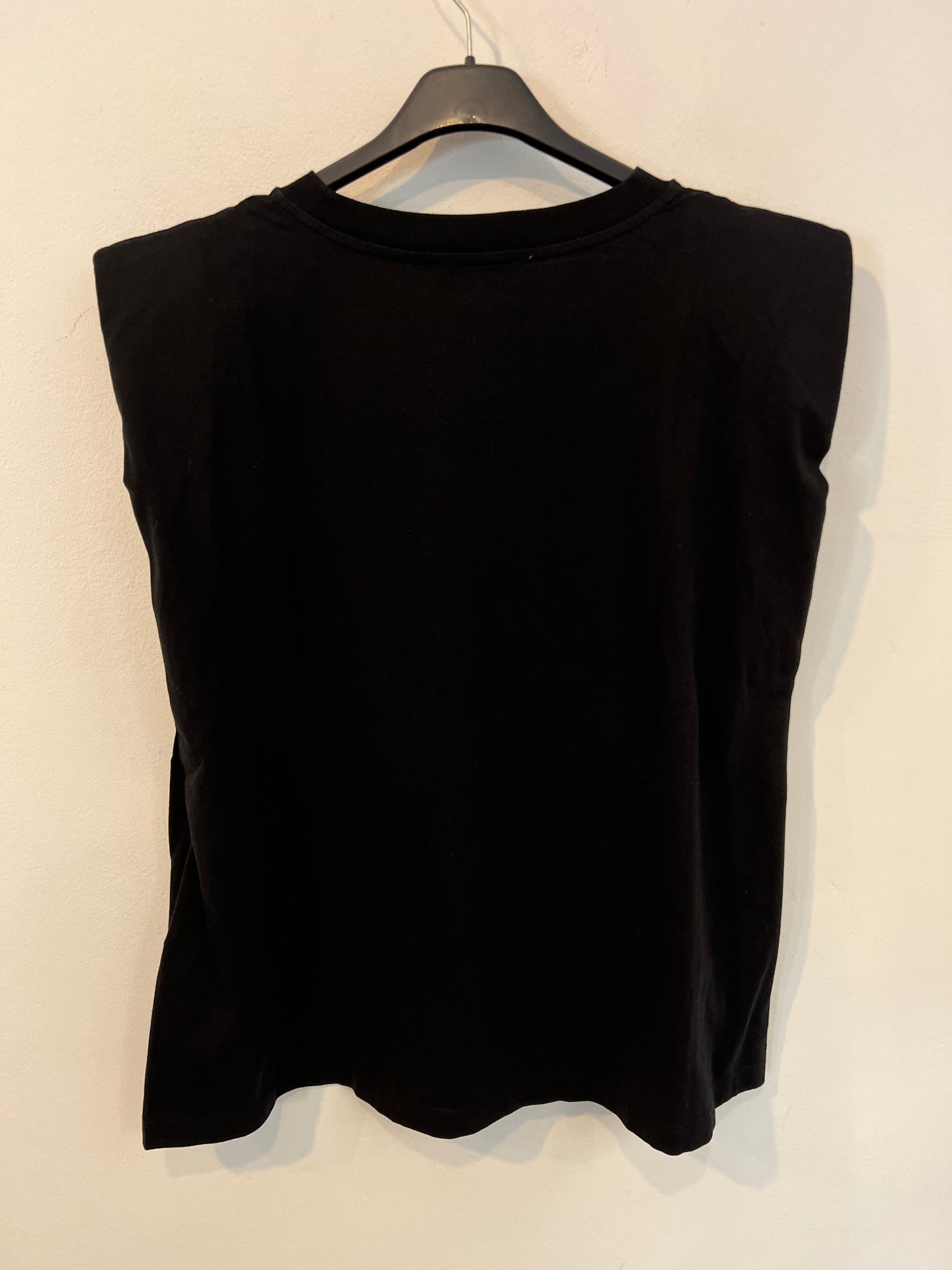 ZARA. Camiseta negra hombreras. T L